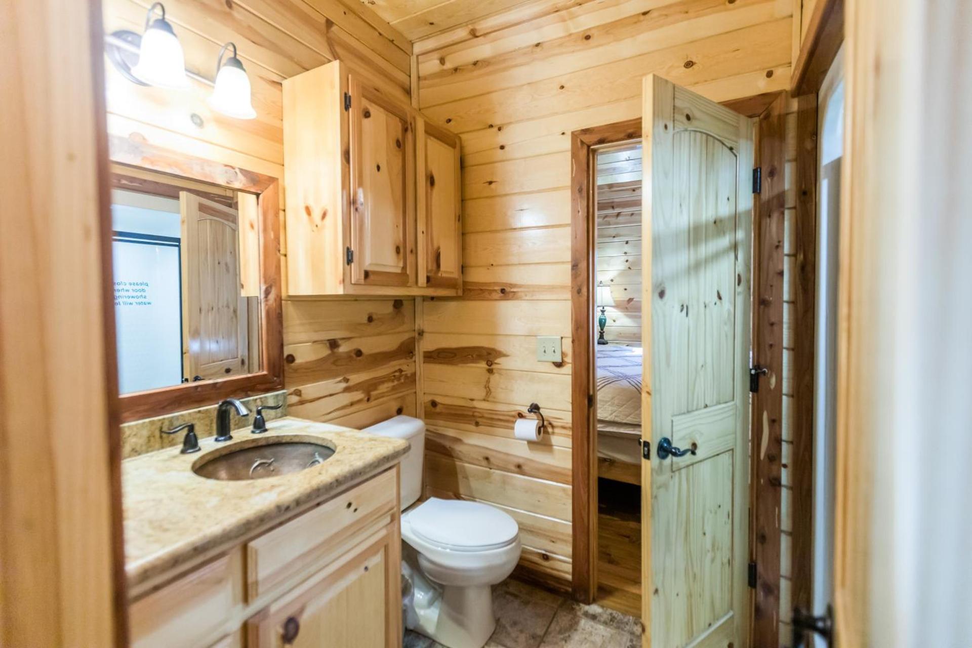 Leaping Lizard Lodge 4 bdrm 3 and a half Bth, Hot tub, Fireplaces, Swing Set, Gameroom photo 40
