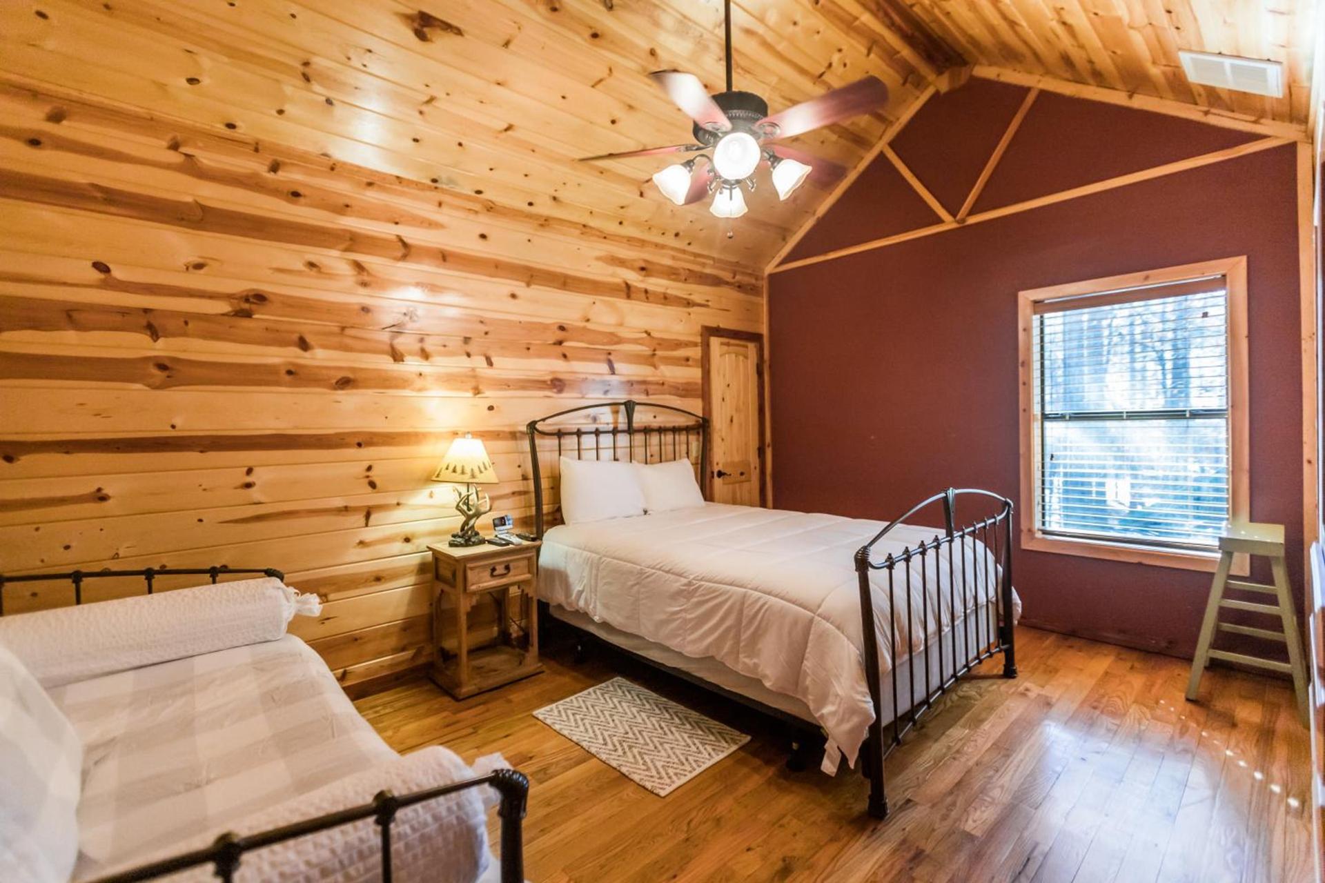Leaping Lizard Lodge 4 bdrm 3 and a half Bth, Hot tub, Fireplaces, Swing Set, Gameroom photo 41
