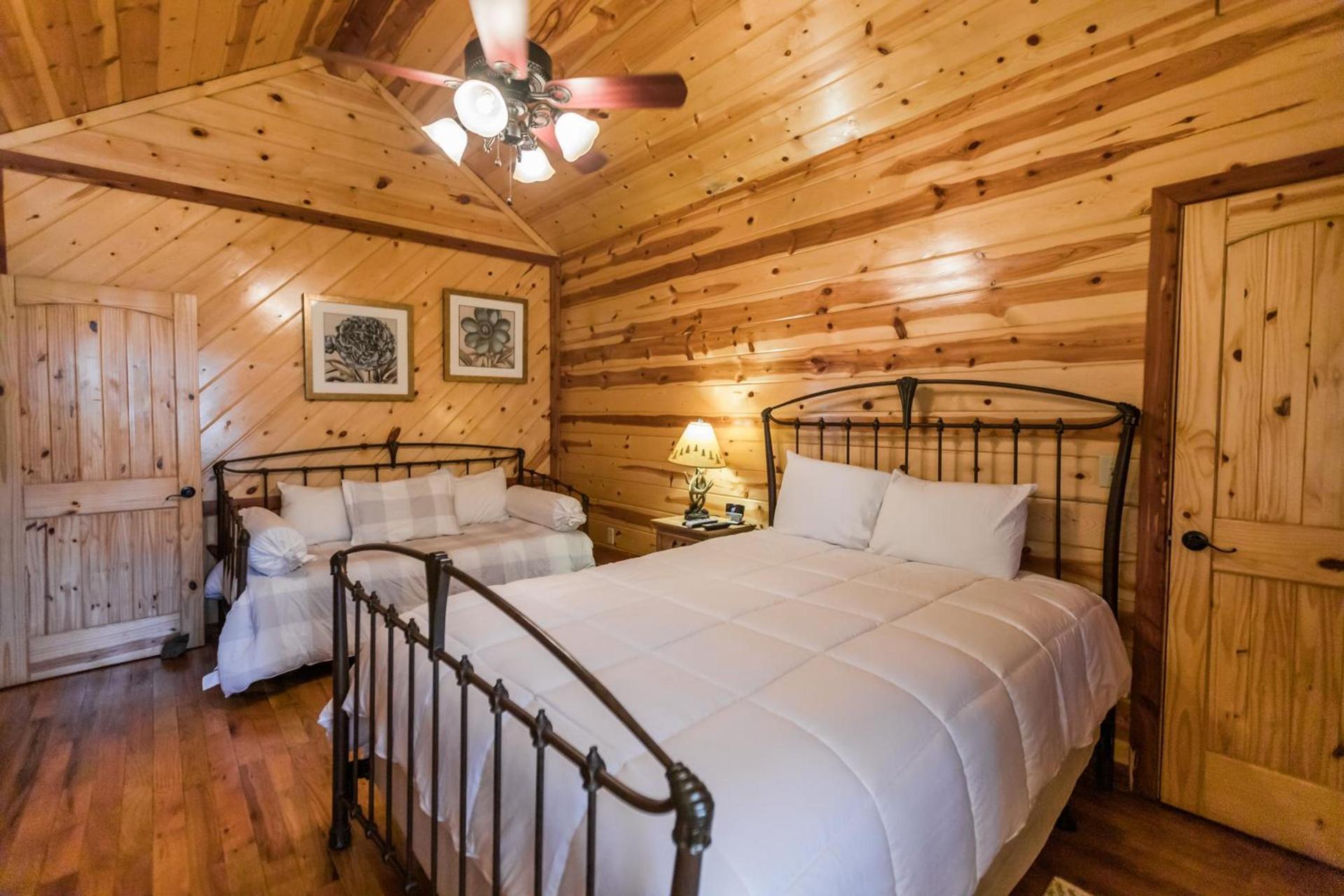 Leaping Lizard Lodge 4 bdrm 3 and a half Bth, Hot tub, Fireplaces, Swing Set, Gameroom photo 42