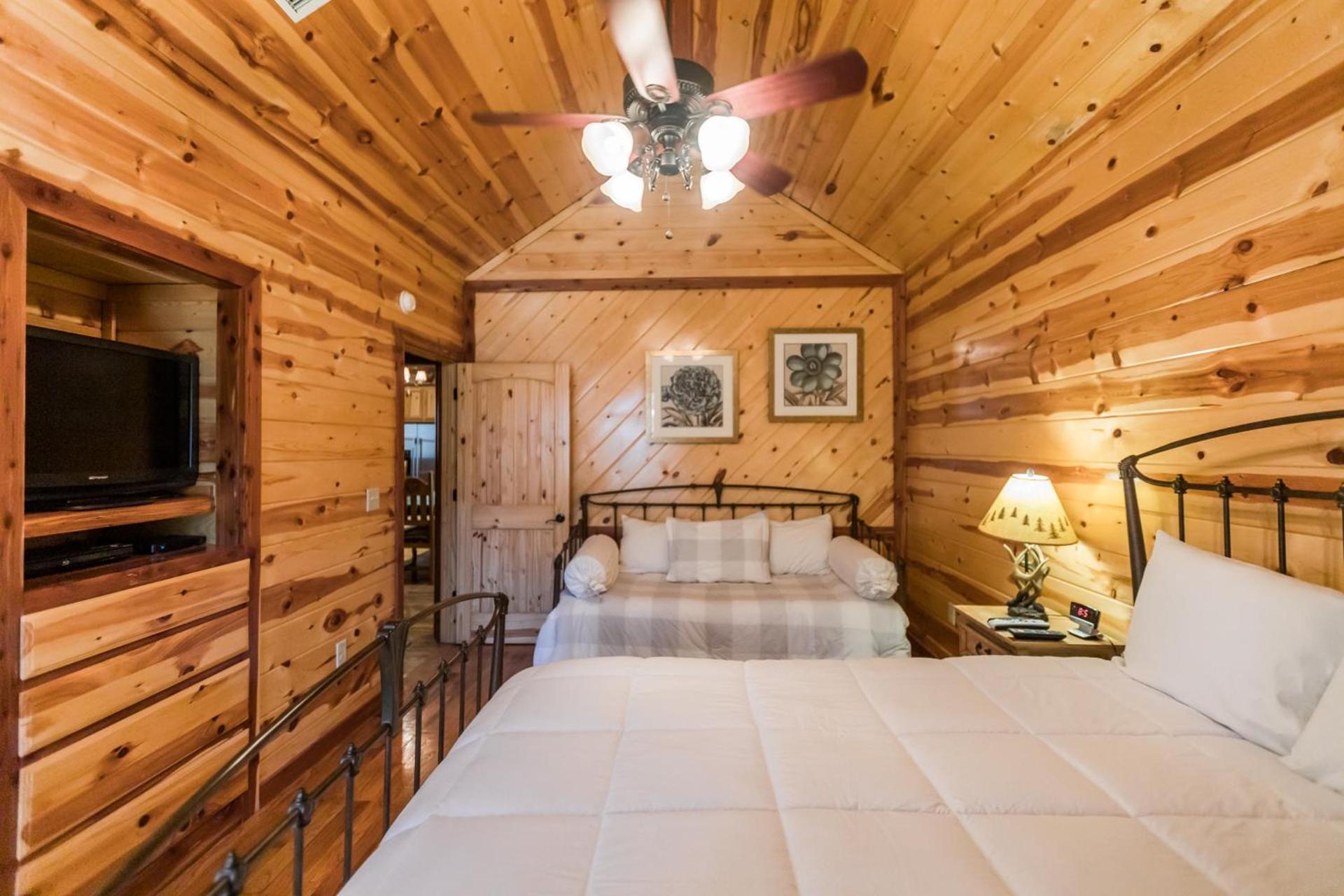 Leaping Lizard Lodge 4 bdrm 3 and a half Bth, Hot tub, Fireplaces, Swing Set, Gameroom photo 43