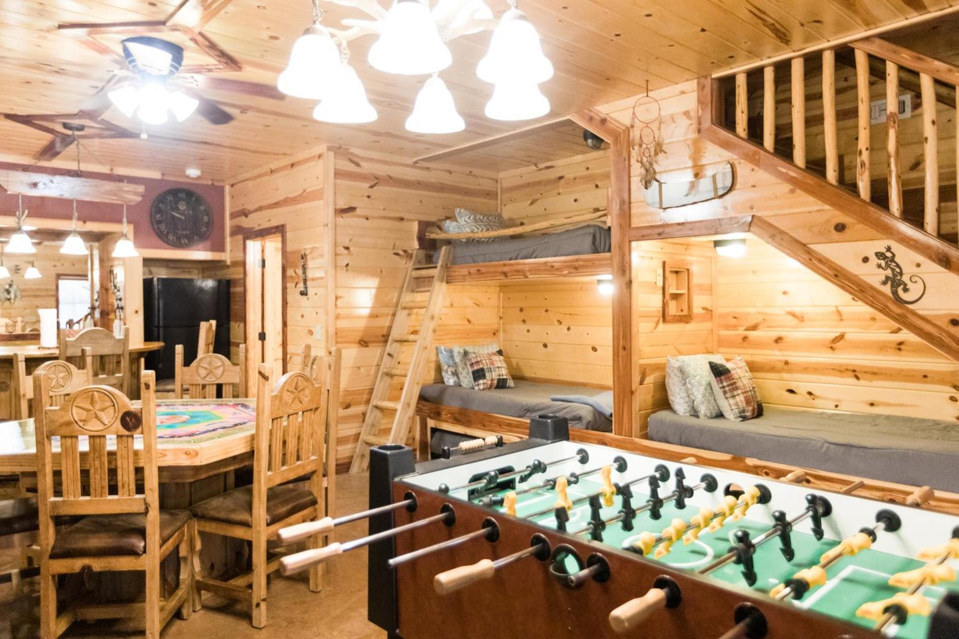 Leaping Lizard Lodge 4 bdrm 3 and a half Bth, Hot tub, Fireplaces, Swing Set, Gameroom photo 45