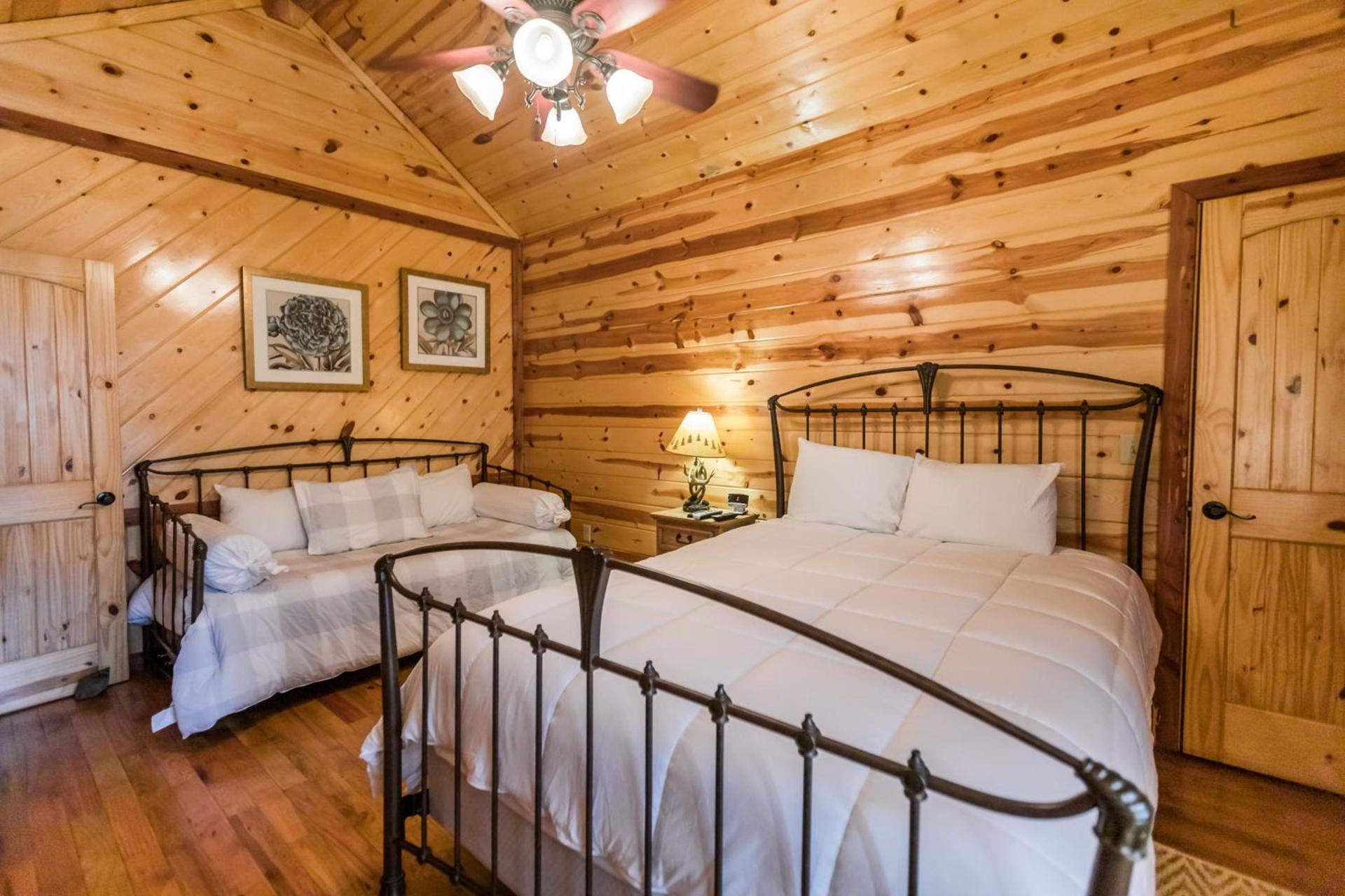 Leaping Lizard Lodge 4 bdrm 3 and a half Bth, Hot tub, Fireplaces, Swing Set, Gameroom photo 46