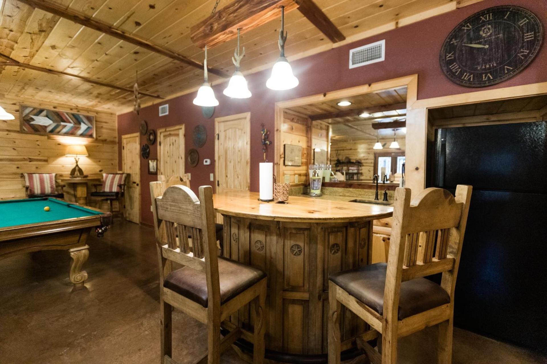 Leaping Lizard Lodge 4 bdrm 3 and a half Bth, Hot tub, Fireplaces, Swing Set, Gameroom photo 47