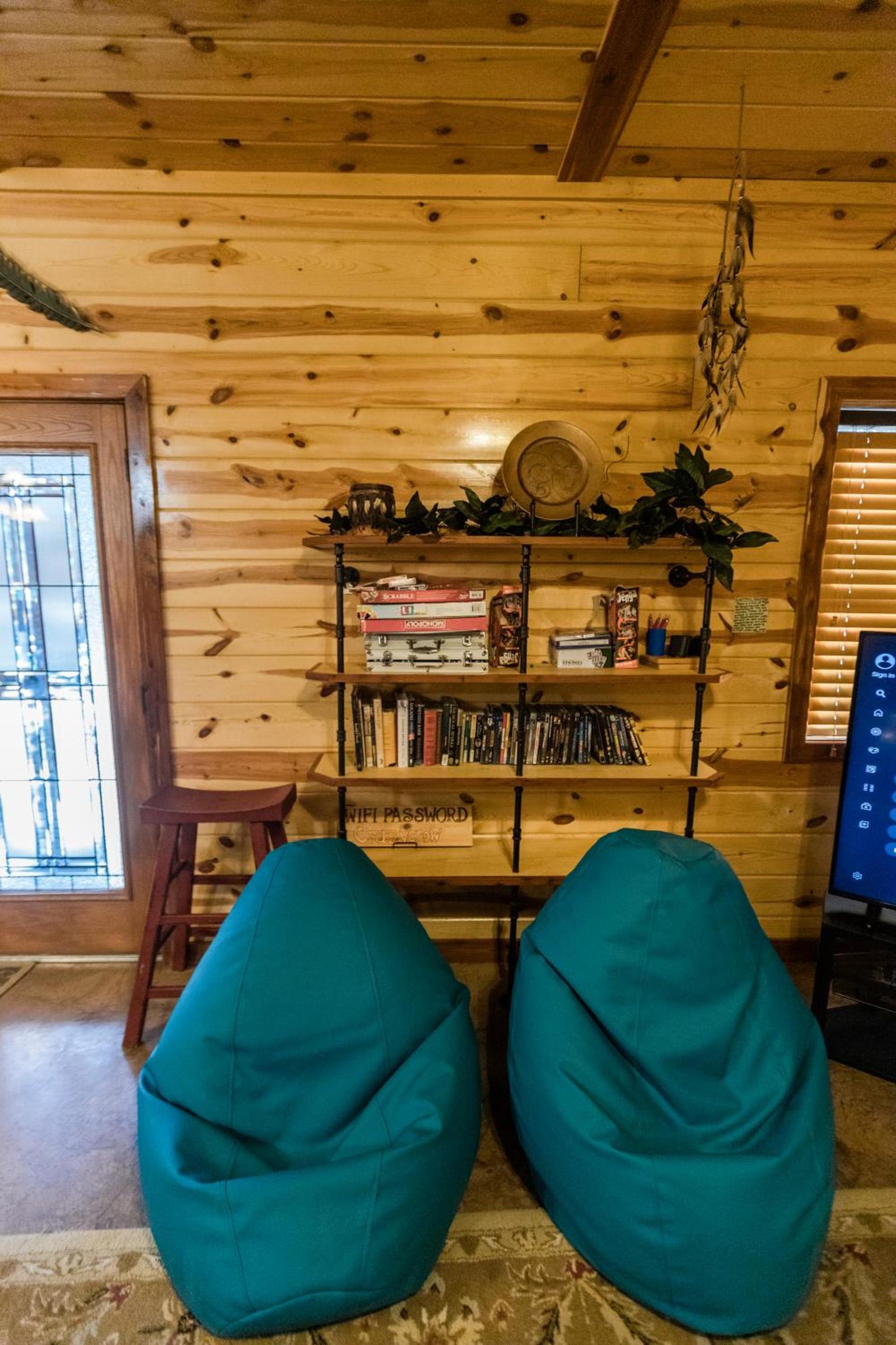 Leaping Lizard Lodge 4 bdrm 3 and a half Bth, Hot tub, Fireplaces, Swing Set, Gameroom photo 48