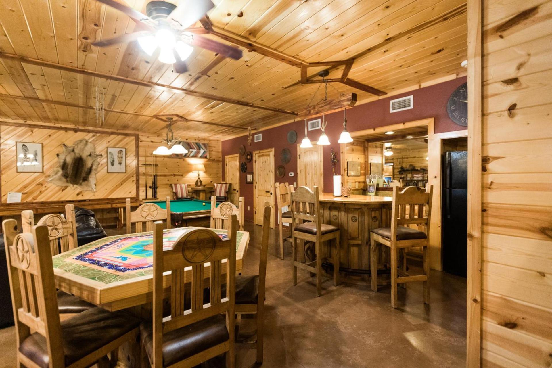 Leaping Lizard Lodge 4 bdrm 3 and a half Bth, Hot tub, Fireplaces, Swing Set, Gameroom photo 2