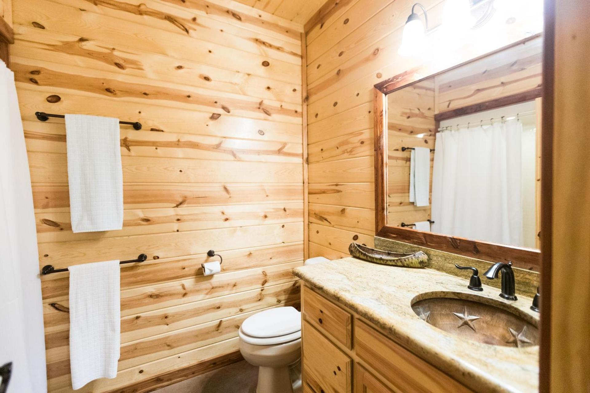 Leaping Lizard Lodge 4 bdrm 3 and a half Bth, Hot tub, Fireplaces, Swing Set, Gameroom photo 49