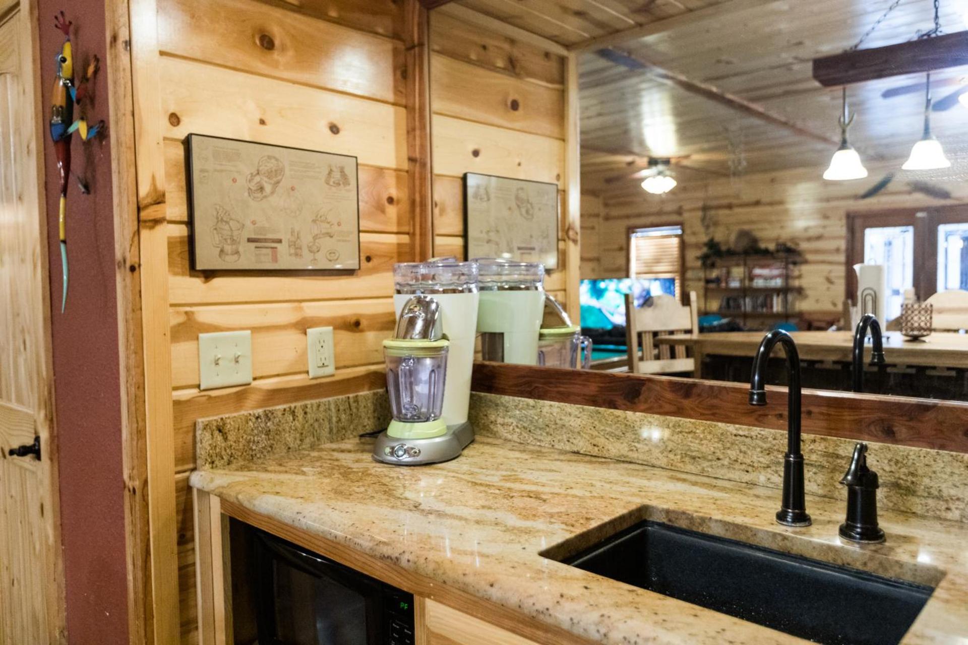 Leaping Lizard Lodge 4 bdrm 3 and a half Bth, Hot tub, Fireplaces, Swing Set, Gameroom photo 50