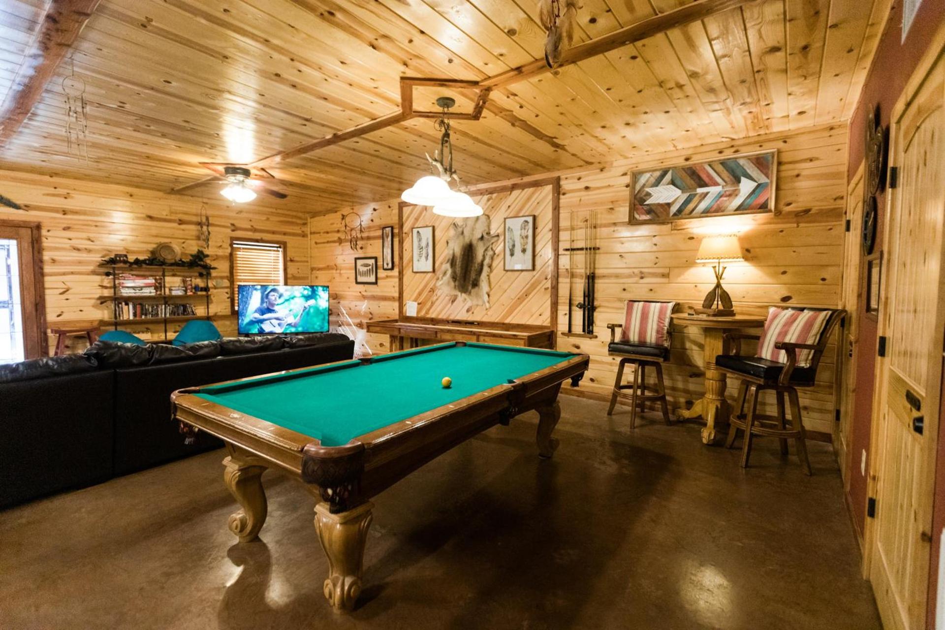 Leaping Lizard Lodge 4 bdrm 3 and a half Bth, Hot tub, Fireplaces, Swing Set, Gameroom photo 51