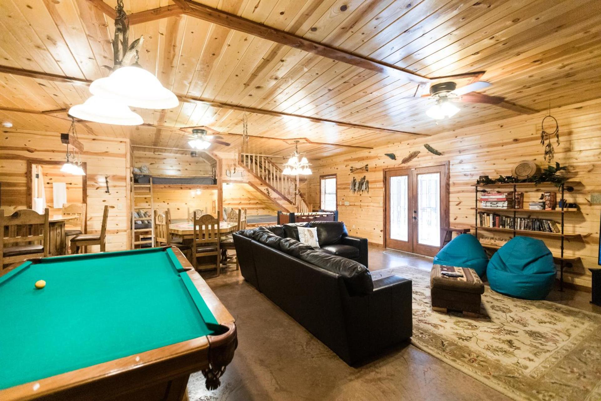 Leaping Lizard Lodge 4 bdrm 3 and a half Bth, Hot tub, Fireplaces, Swing Set, Gameroom photo 53