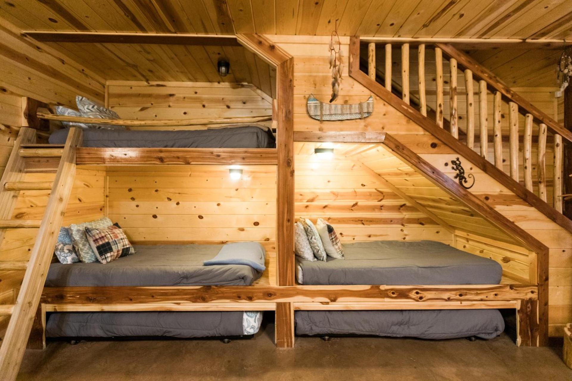 Leaping Lizard Lodge 4 bdrm 3 and a half Bth, Hot tub, Fireplaces, Swing Set, Gameroom photo 54
