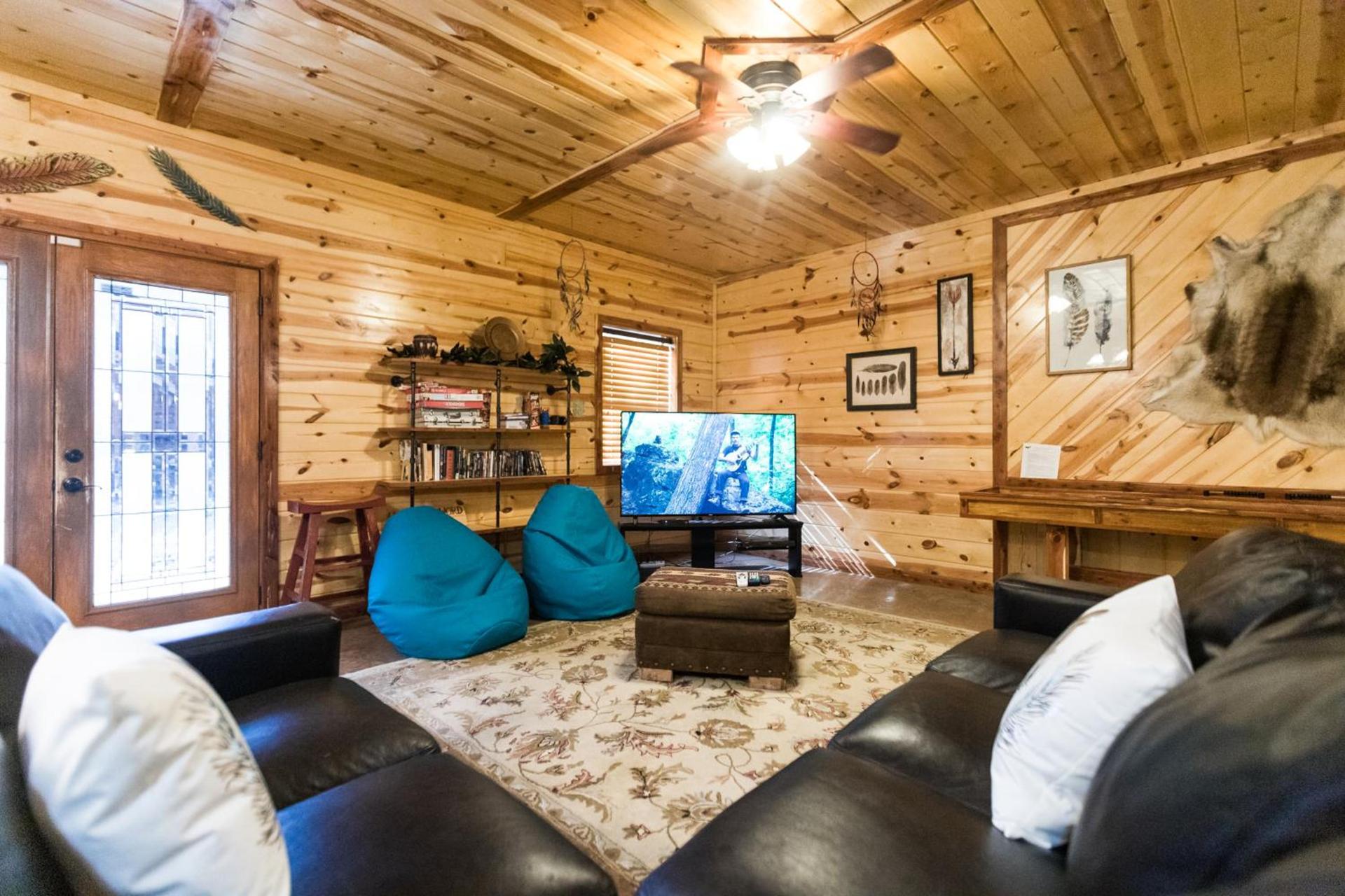 Leaping Lizard Lodge 4 bdrm 3 and a half Bth, Hot tub, Fireplaces, Swing Set, Gameroom photo 56