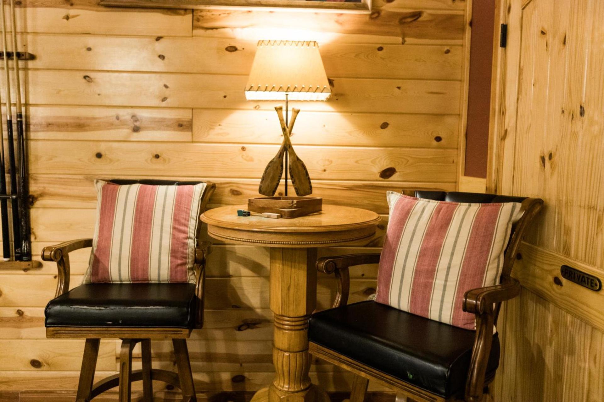 Leaping Lizard Lodge 4 bdrm 3 and a half Bth, Hot tub, Fireplaces, Swing Set, Gameroom photo 57