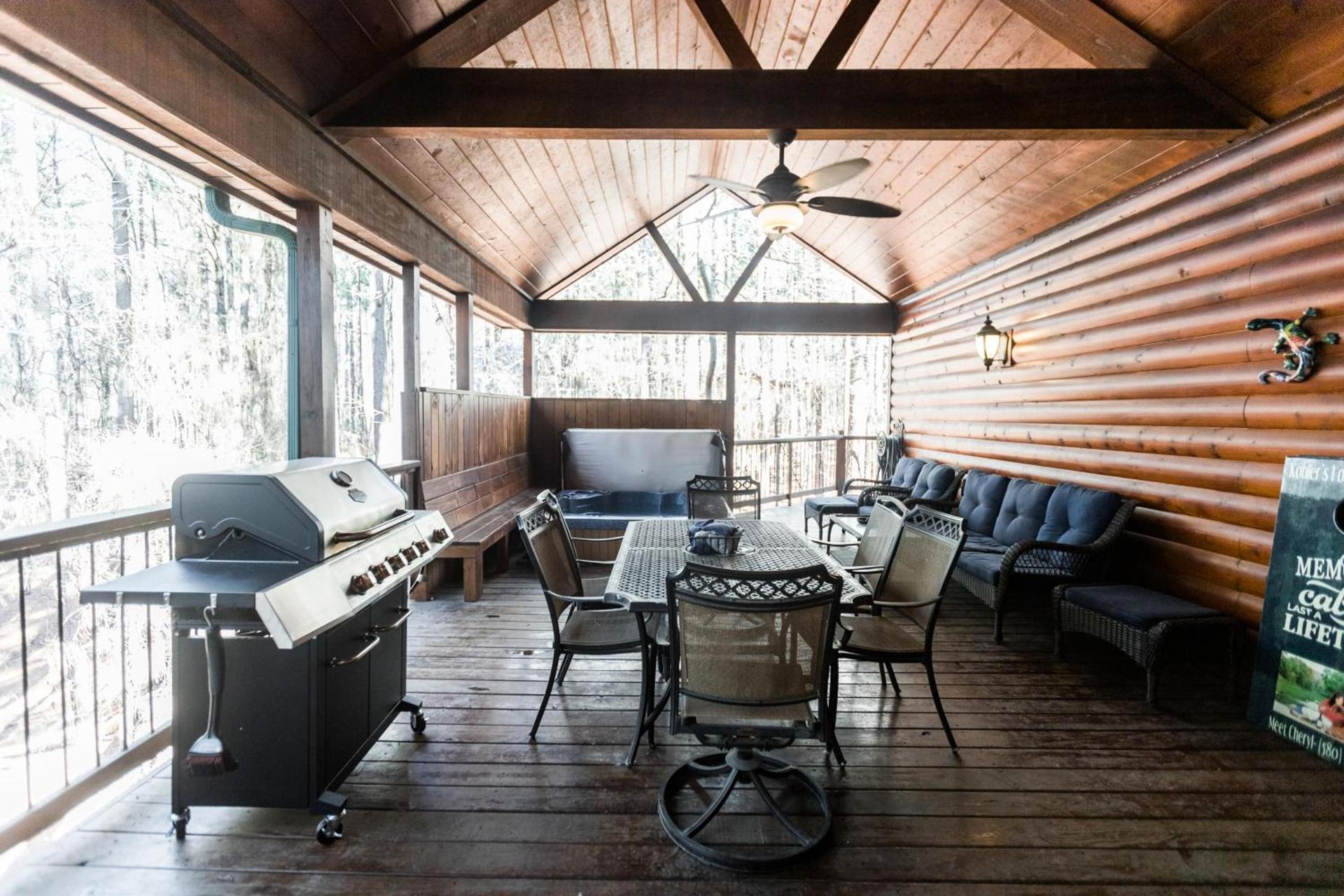 Leaping Lizard Lodge 4 bdrm 3 and a half Bth, Hot tub, Fireplaces, Swing Set, Gameroom photo 61