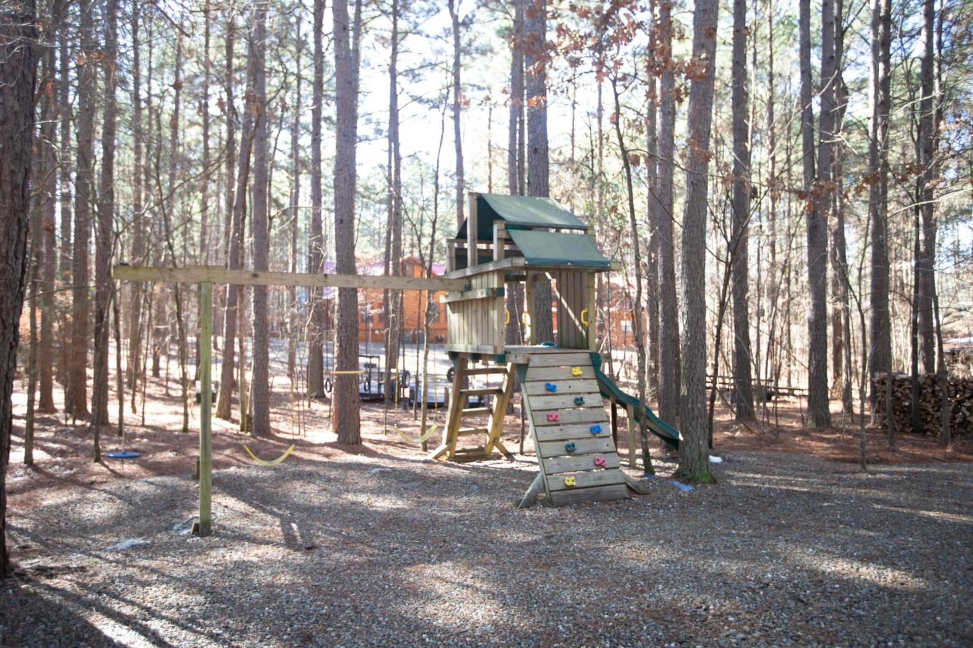 Leaping Lizard Lodge 4 bdrm 3 and a half Bth, Hot tub, Fireplaces, Swing Set, Gameroom photo 66