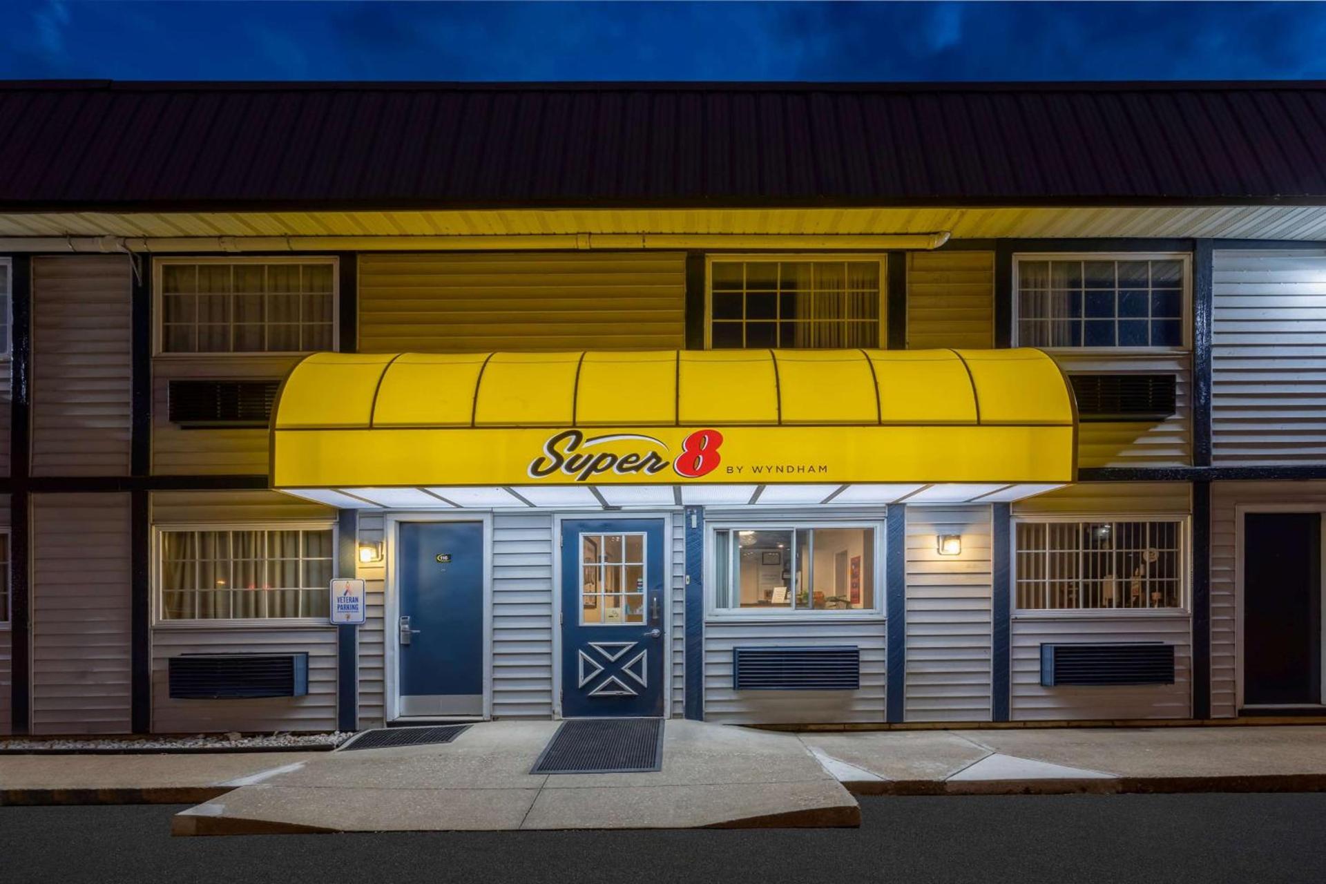 Super 8 by Wyndham Wooster photo 2