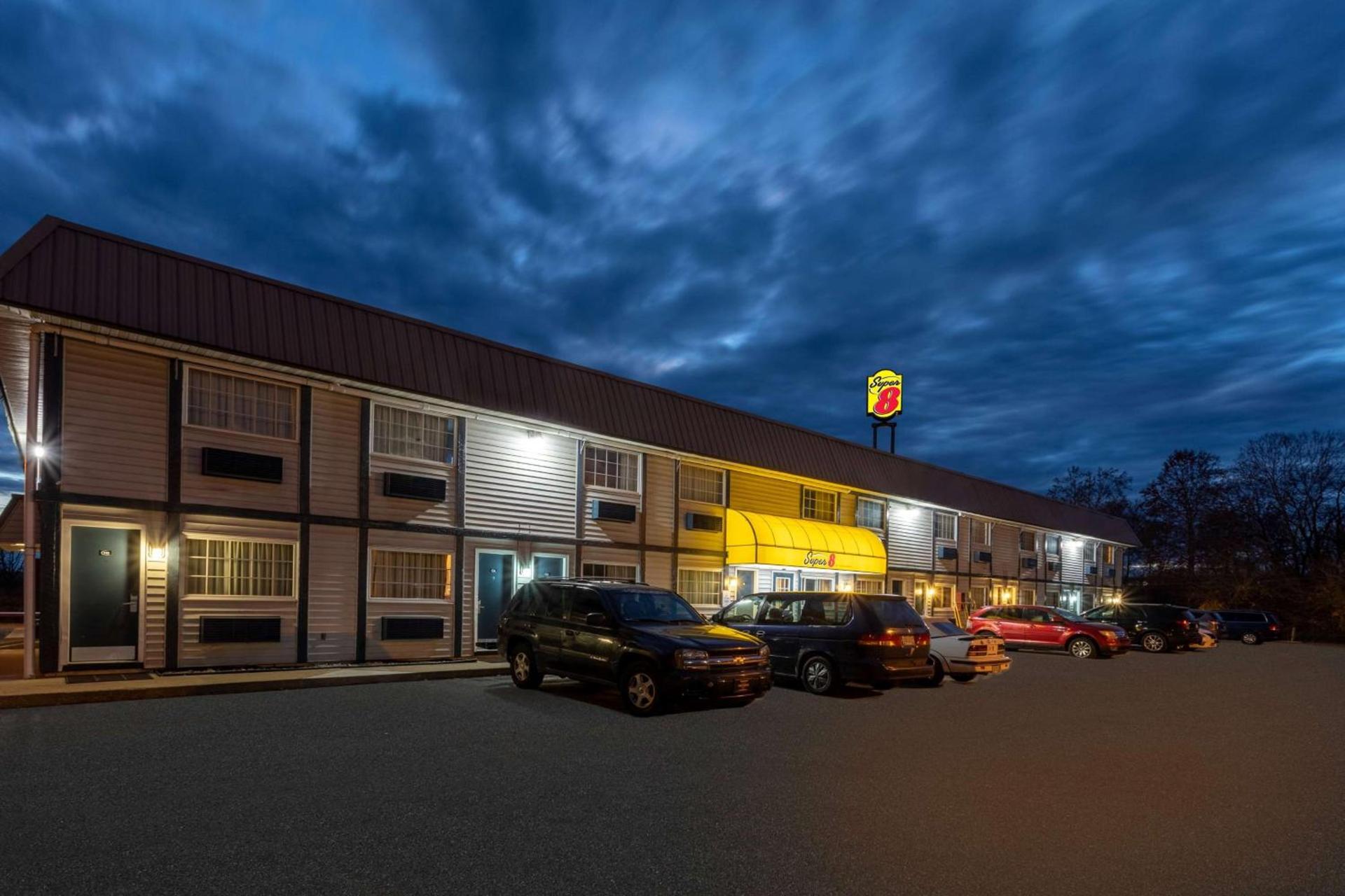 Super 8 by Wyndham Wooster photo 3