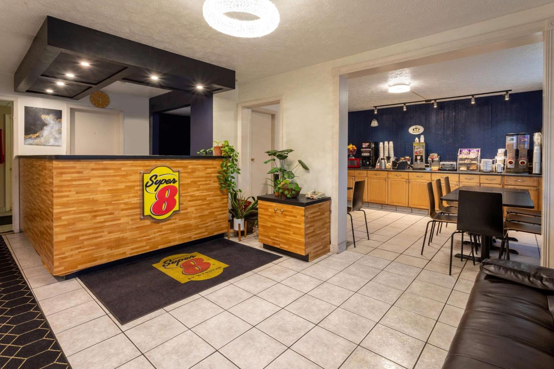 Super 8 by Wyndham Wooster photo 5