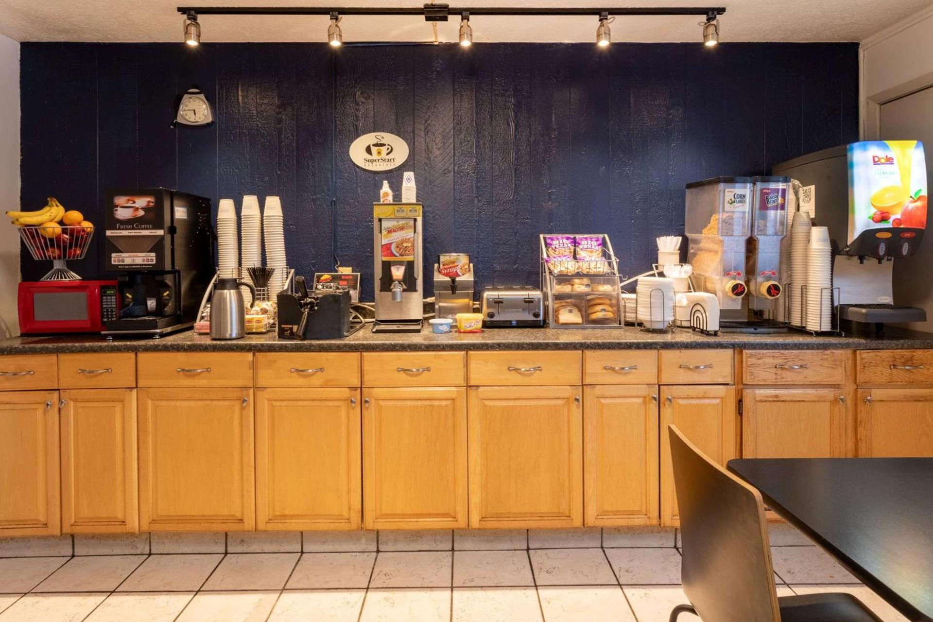 Super 8 by Wyndham Wooster photo 8