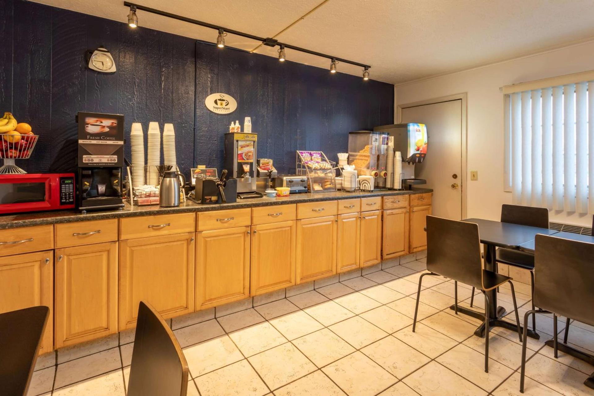 Super 8 by Wyndham Wooster photo 9