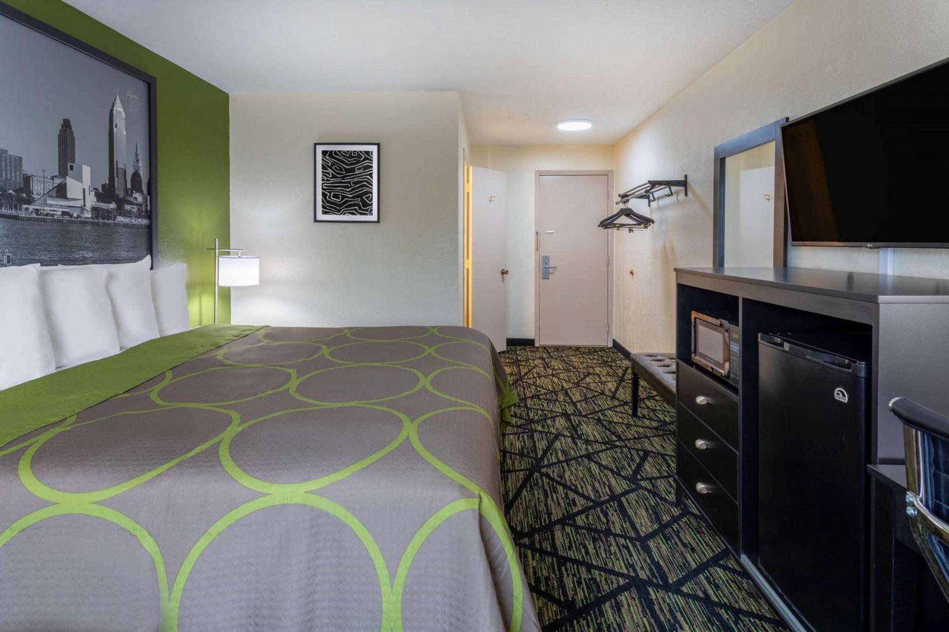 Super 8 by Wyndham Wooster photo 16