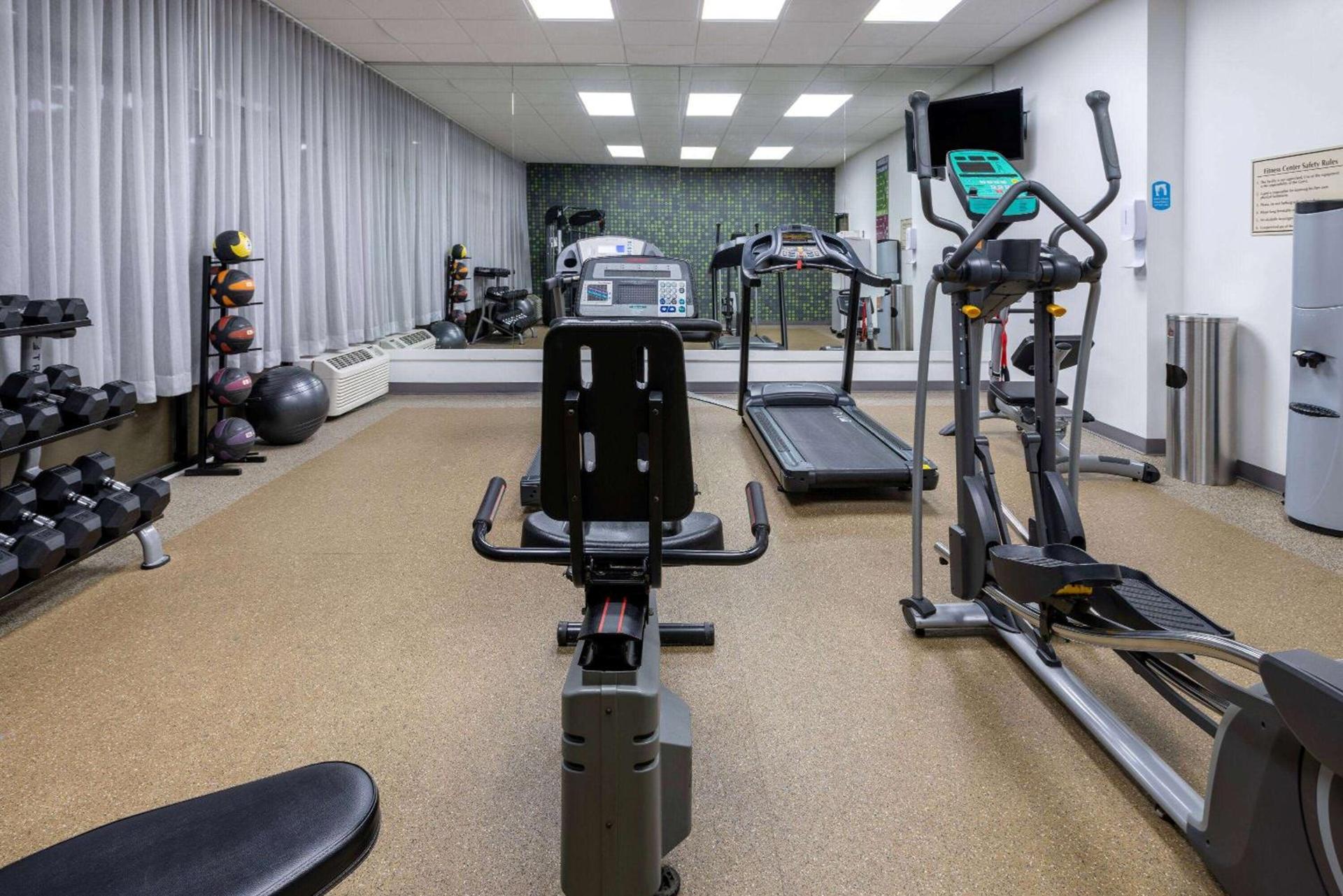 Baymont by Wyndham White Plains - Elmsford photo 11