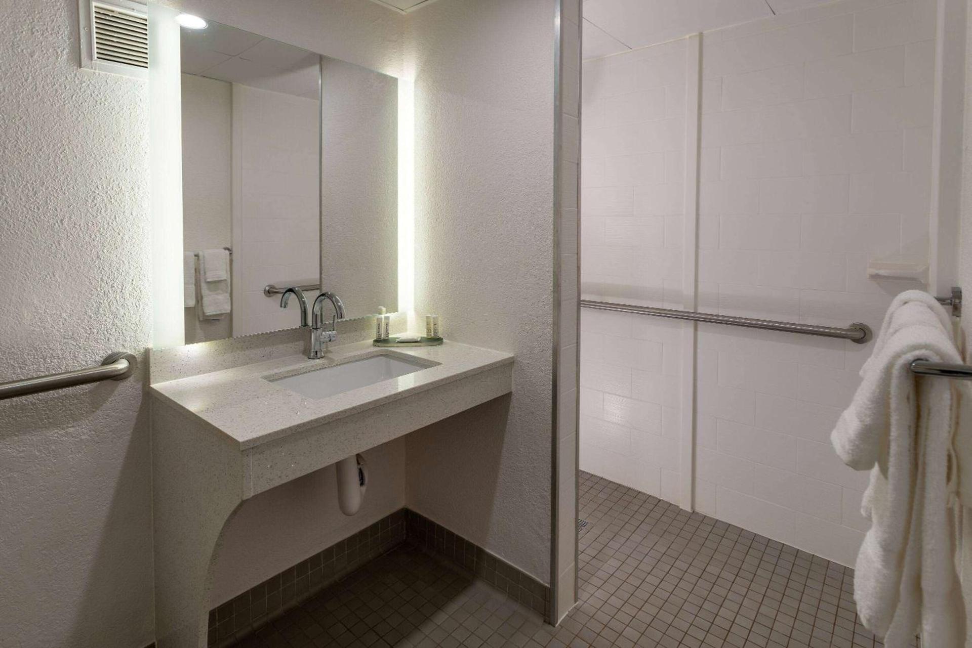 Baymont by Wyndham White Plains - Elmsford photo 19