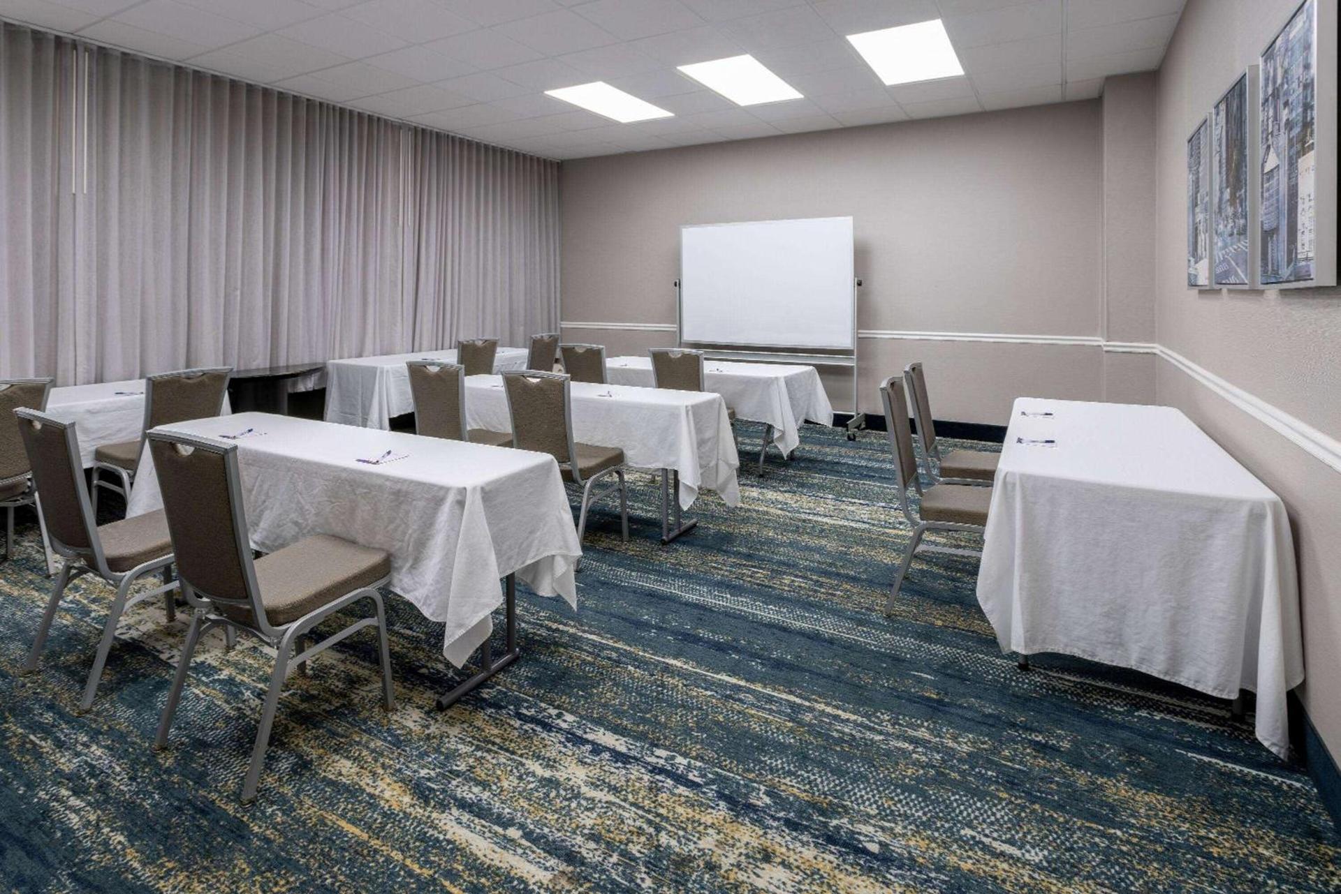 Baymont by Wyndham White Plains - Elmsford photo 24