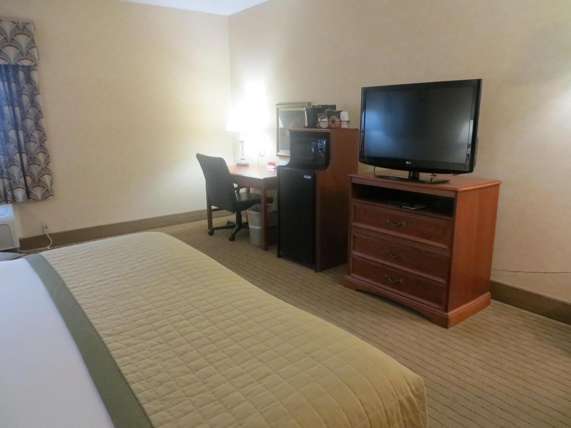 Baymont by Wyndham Indianapolis West photo 43