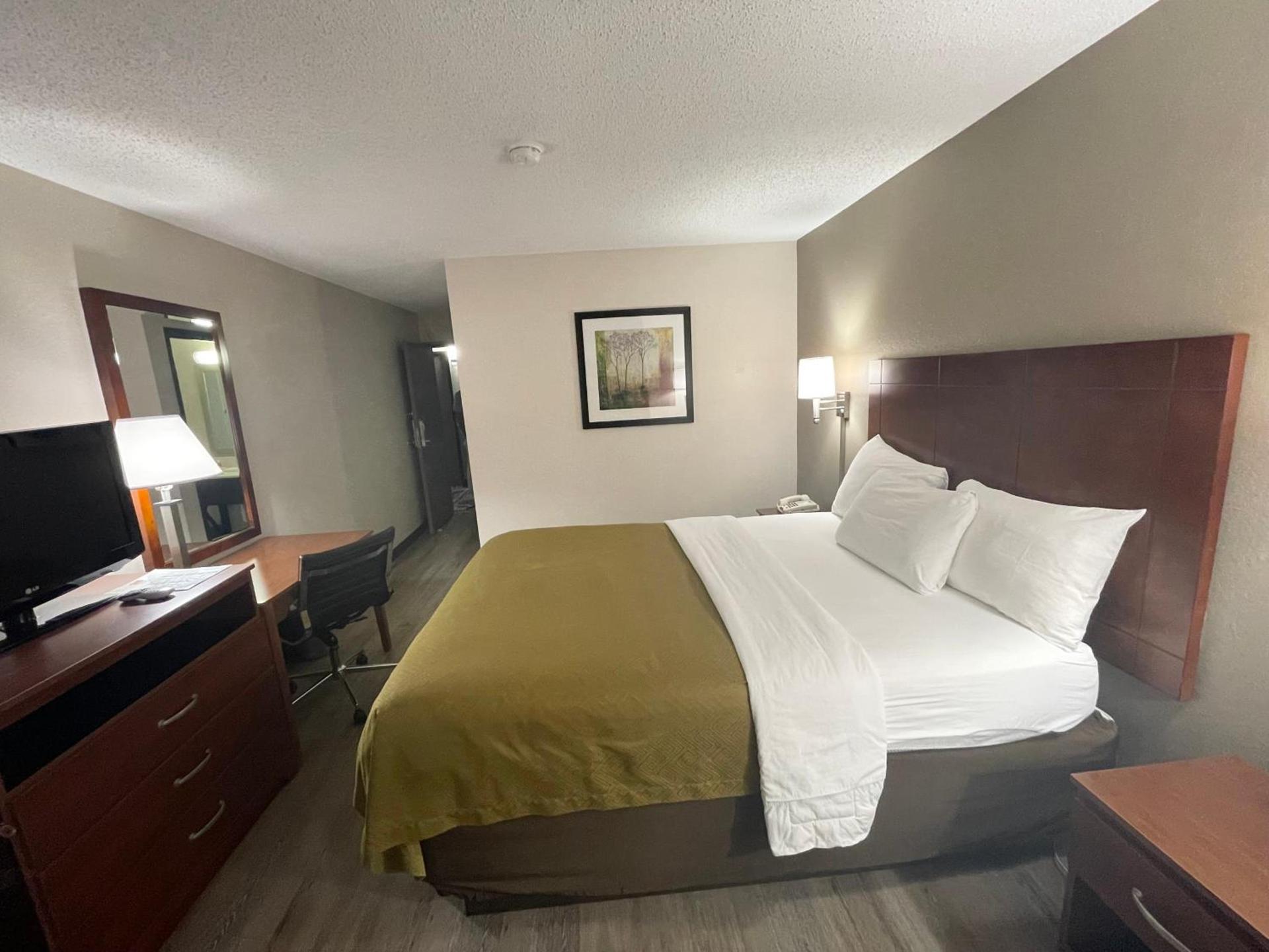 Econo Lodge Cartersville-Emerson Lake Point photo 26