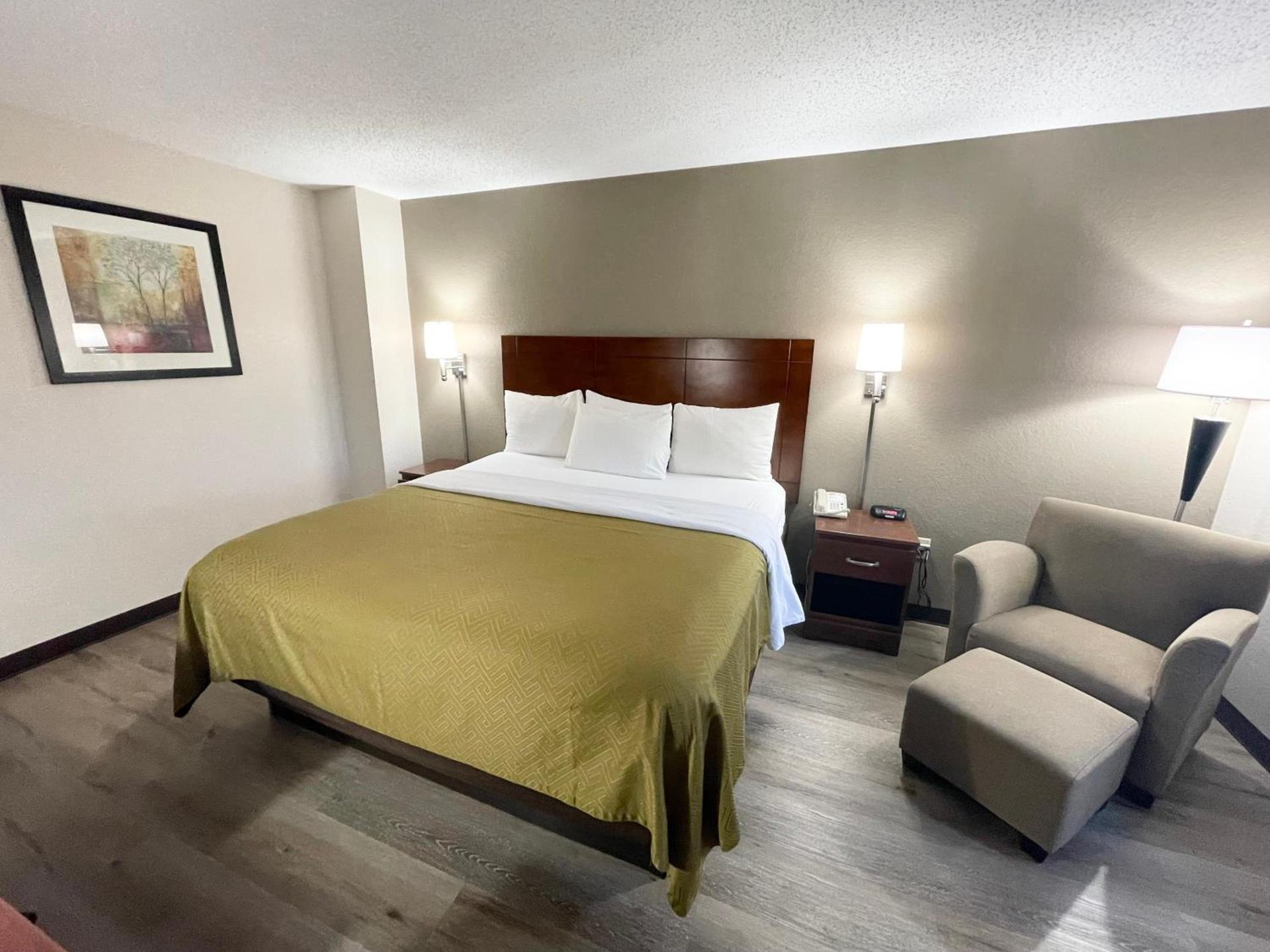 Econo Lodge Cartersville-Emerson Lake Point photo 22