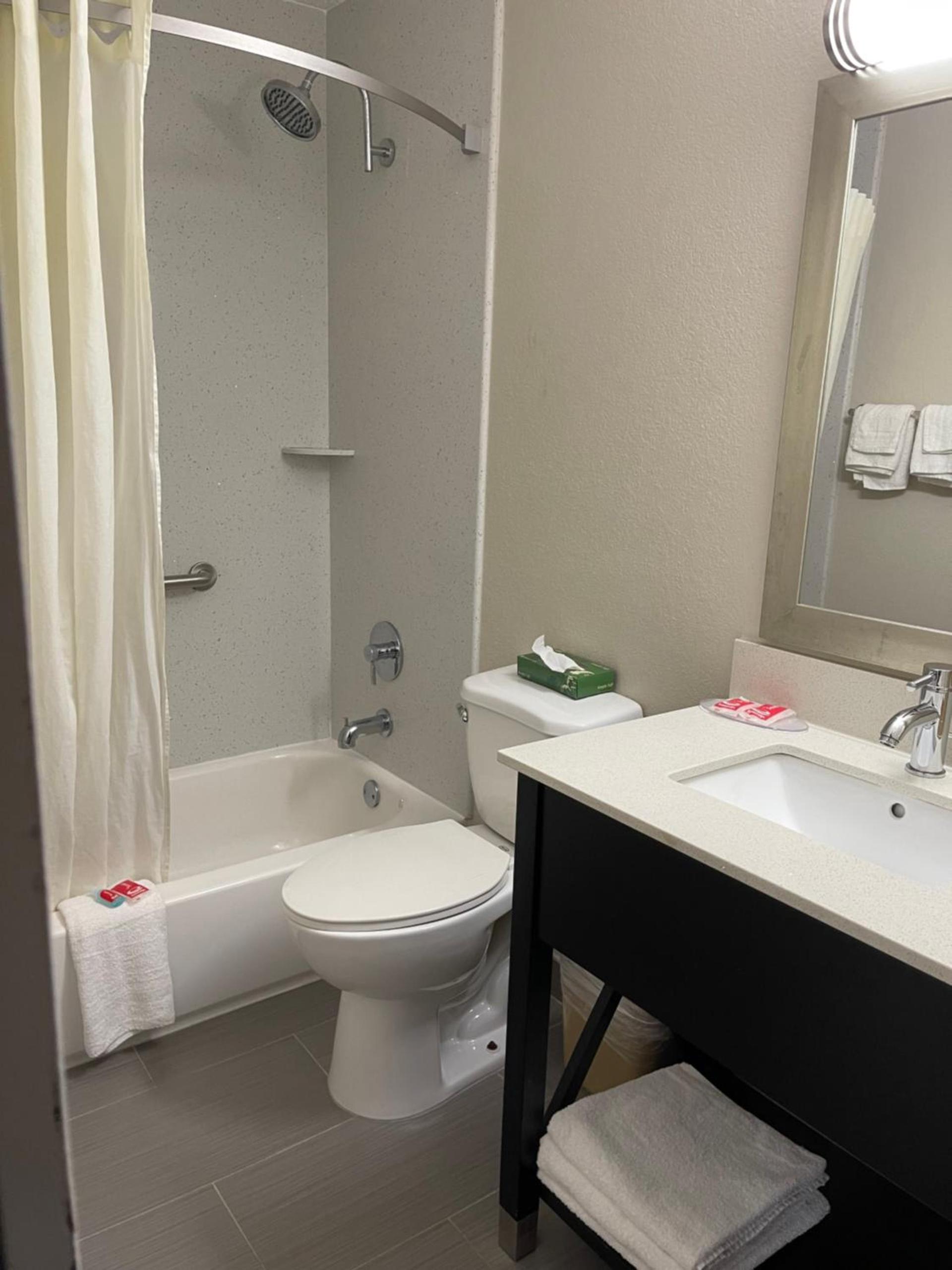 Econo Lodge Cartersville-Emerson Lake Point photo 35