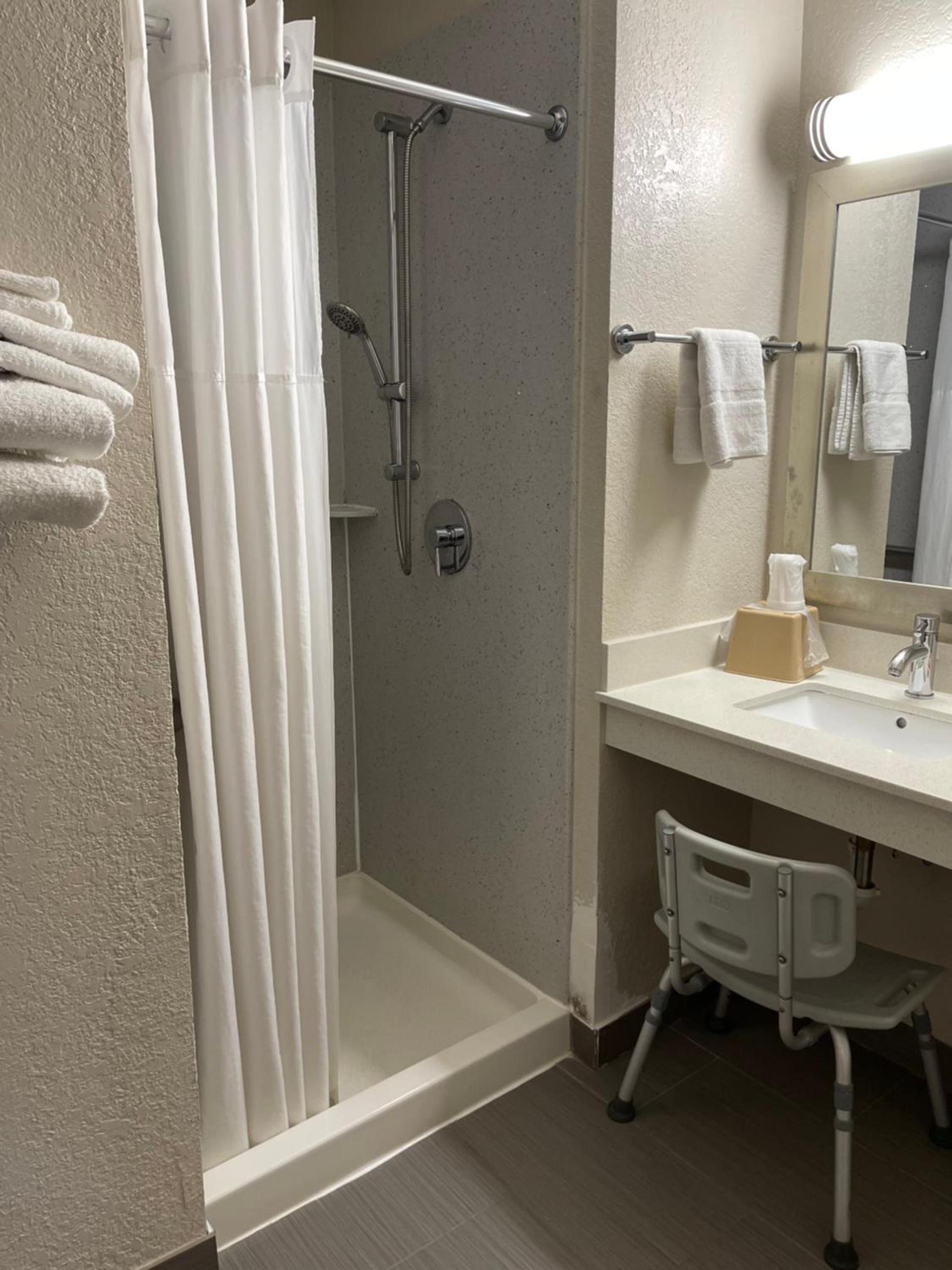 Econo Lodge Cartersville-Emerson Lake Point photo 36