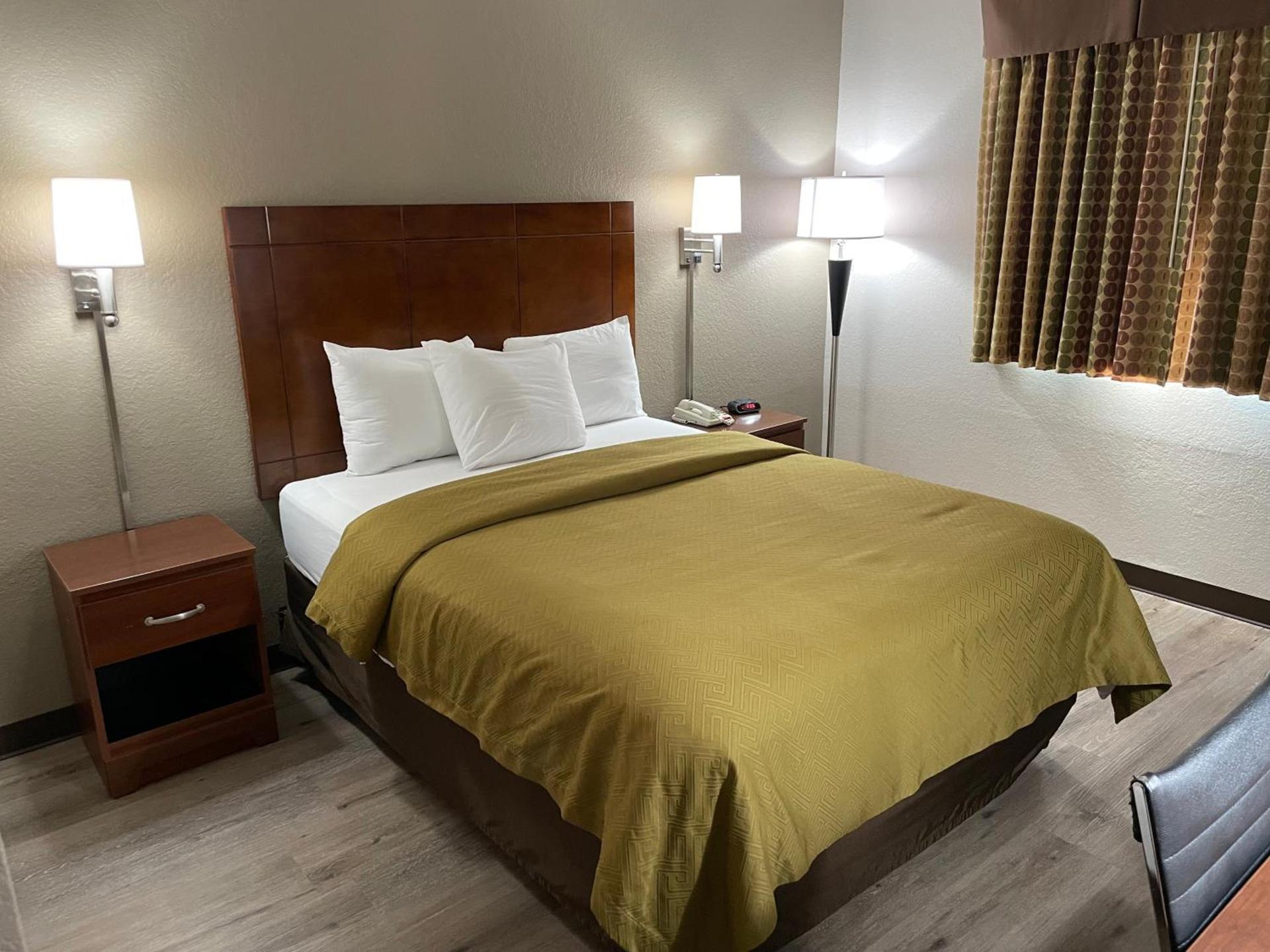Econo Lodge Cartersville-Emerson Lake Point photo 38