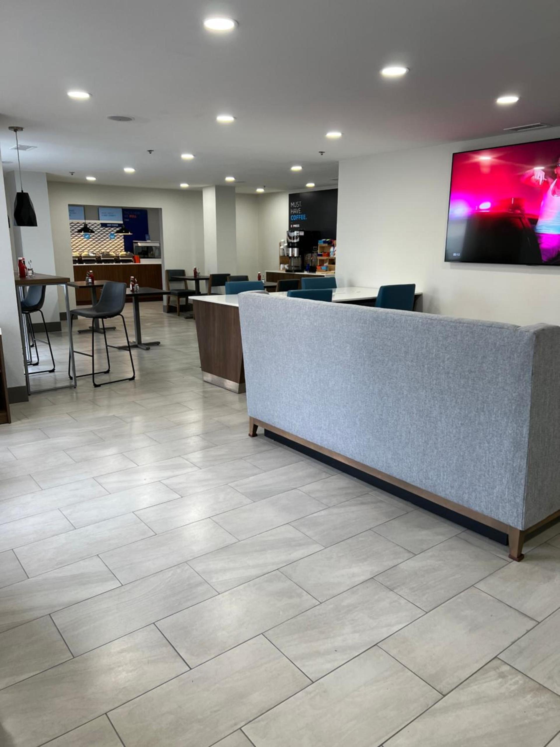 Holiday Inn Express & Suites Phoenix - Mesa West by IHG photo 2
