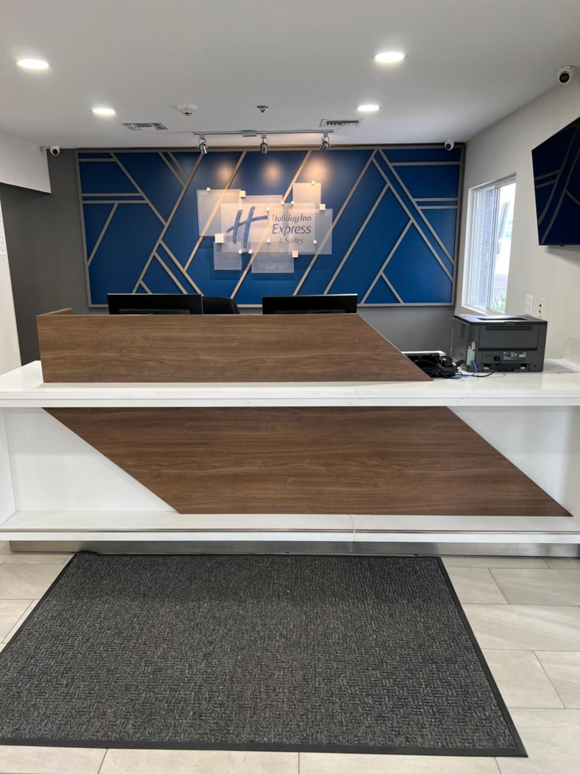 Holiday Inn Express & Suites Phoenix - Mesa West by IHG photo 3