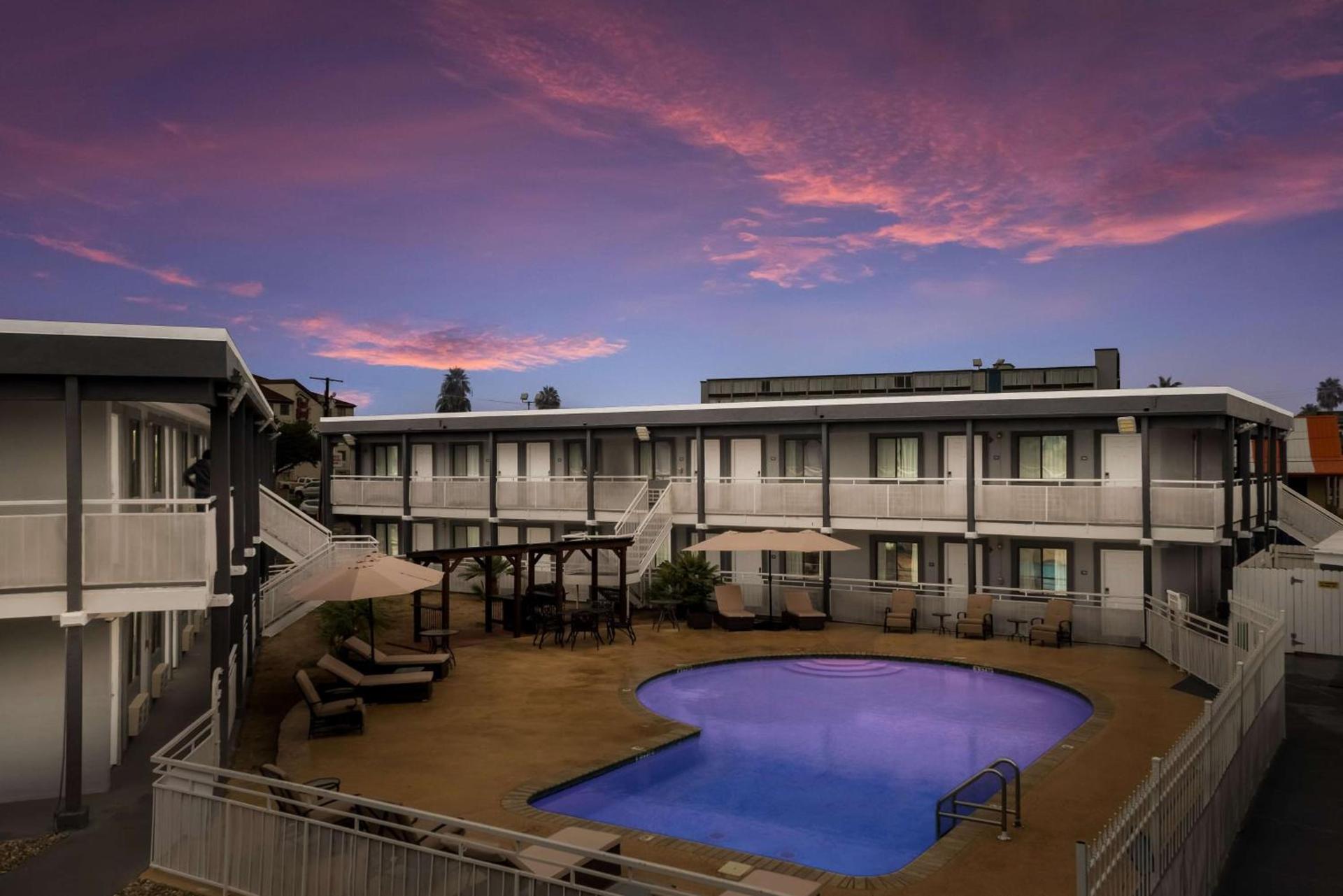 Spanish Trails Inn - Laredo Hotel photo 3