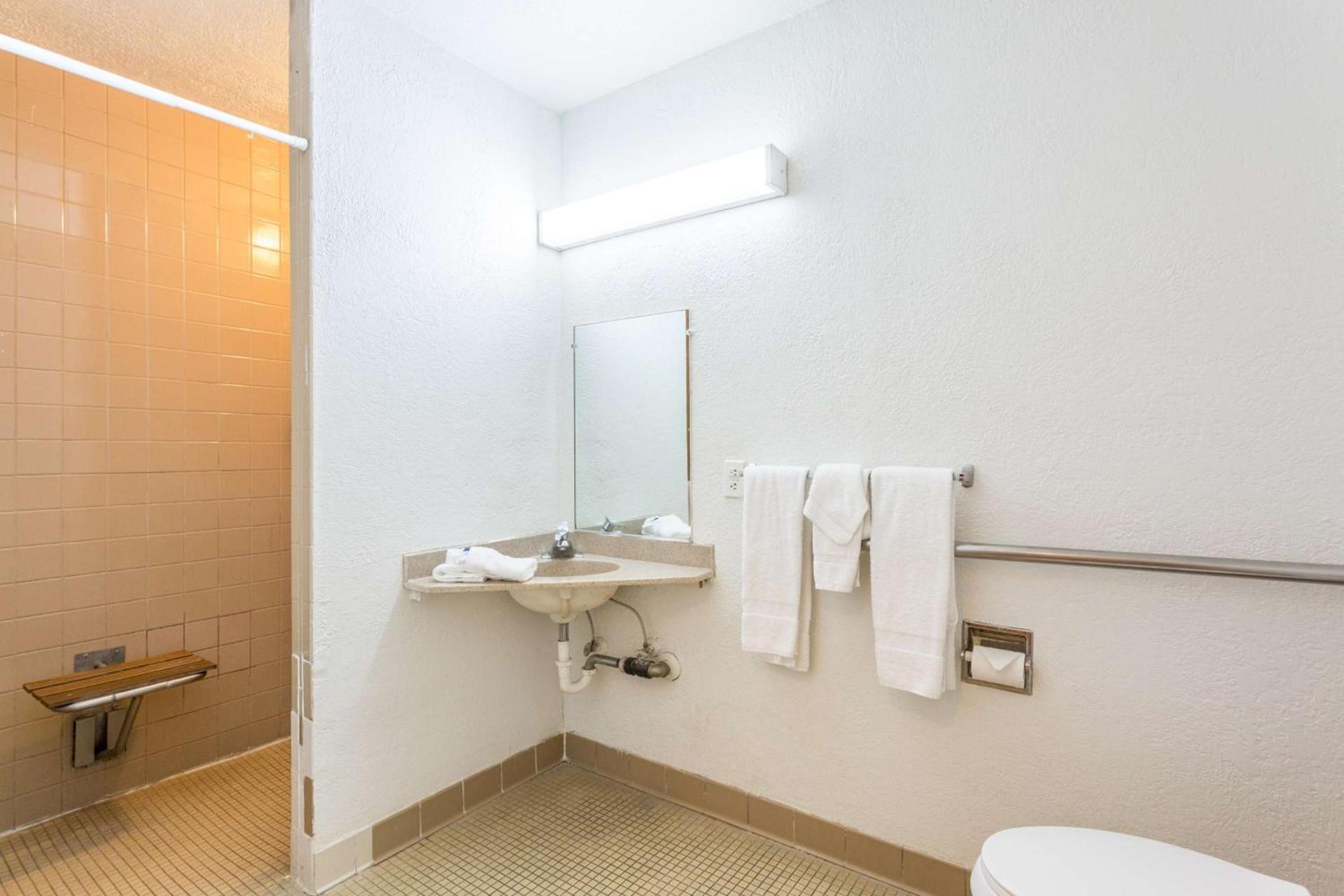 Motel 6 Albuquerque Northeast photo 17