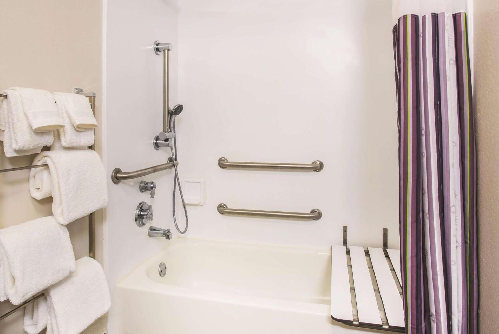 La Quinta by Wyndham Las Vegas Summerlin Tech photo 23