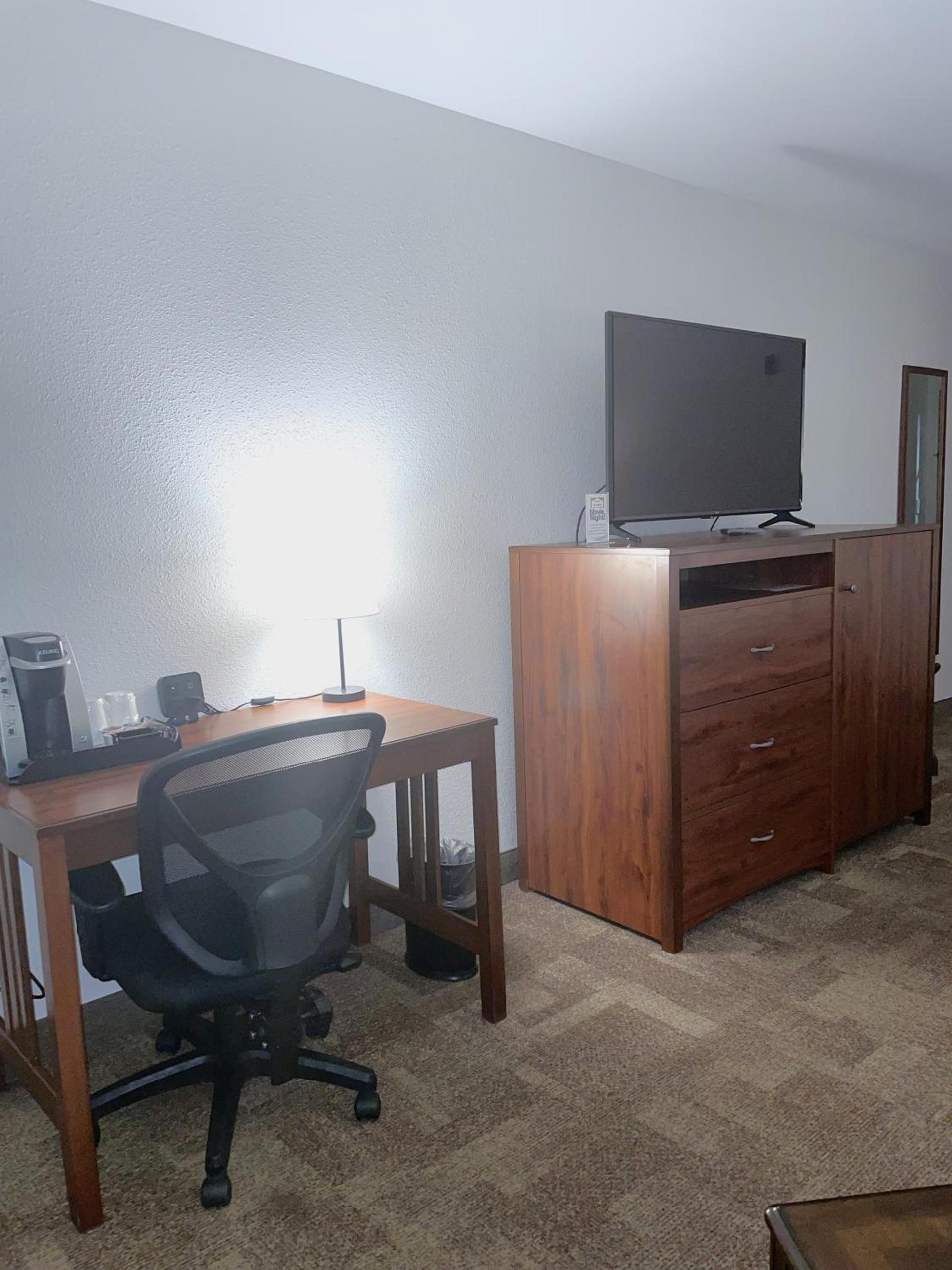 Boothill Inn and Suites photo 8