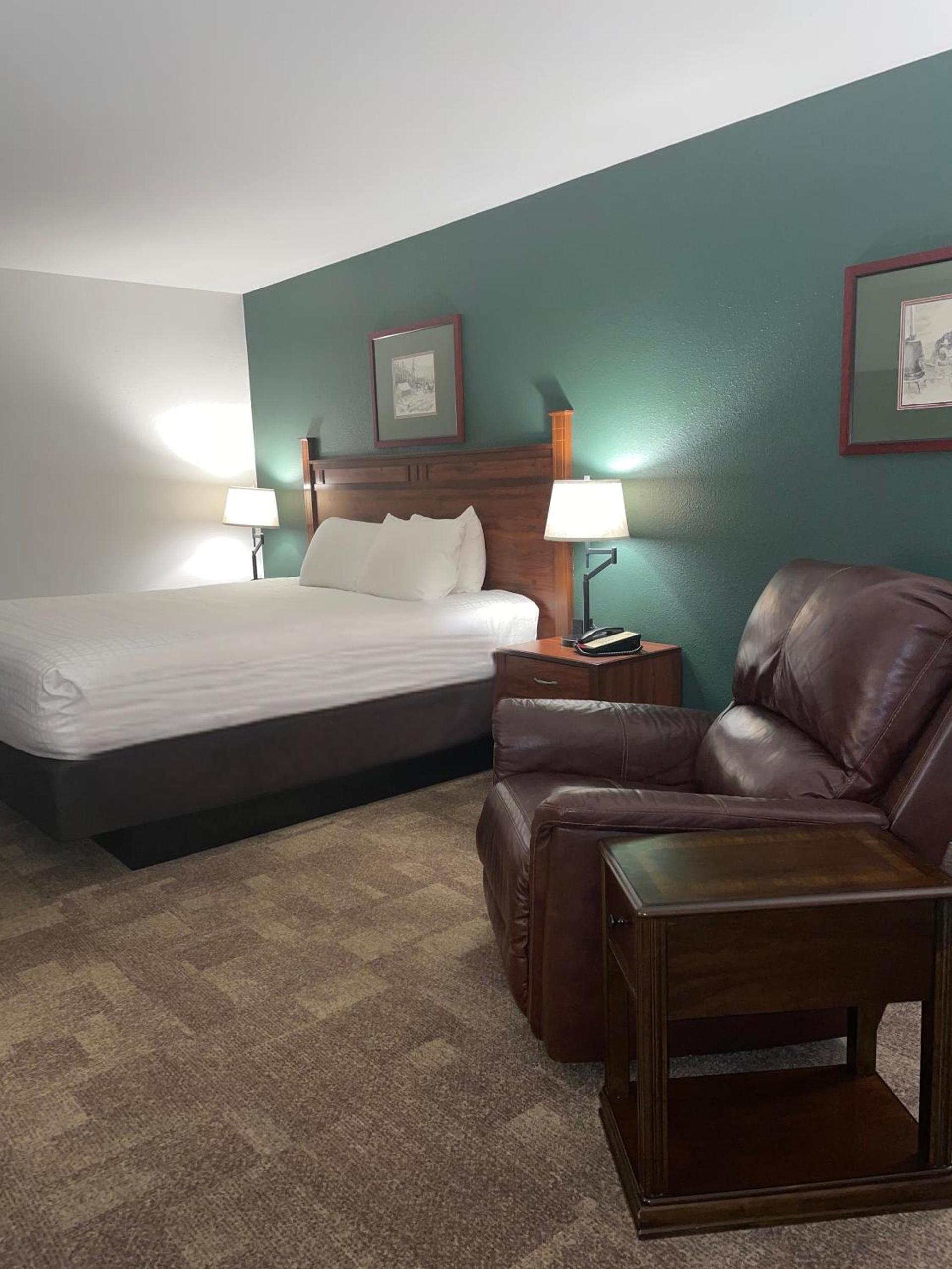 Boothill Inn and Suites photo 3