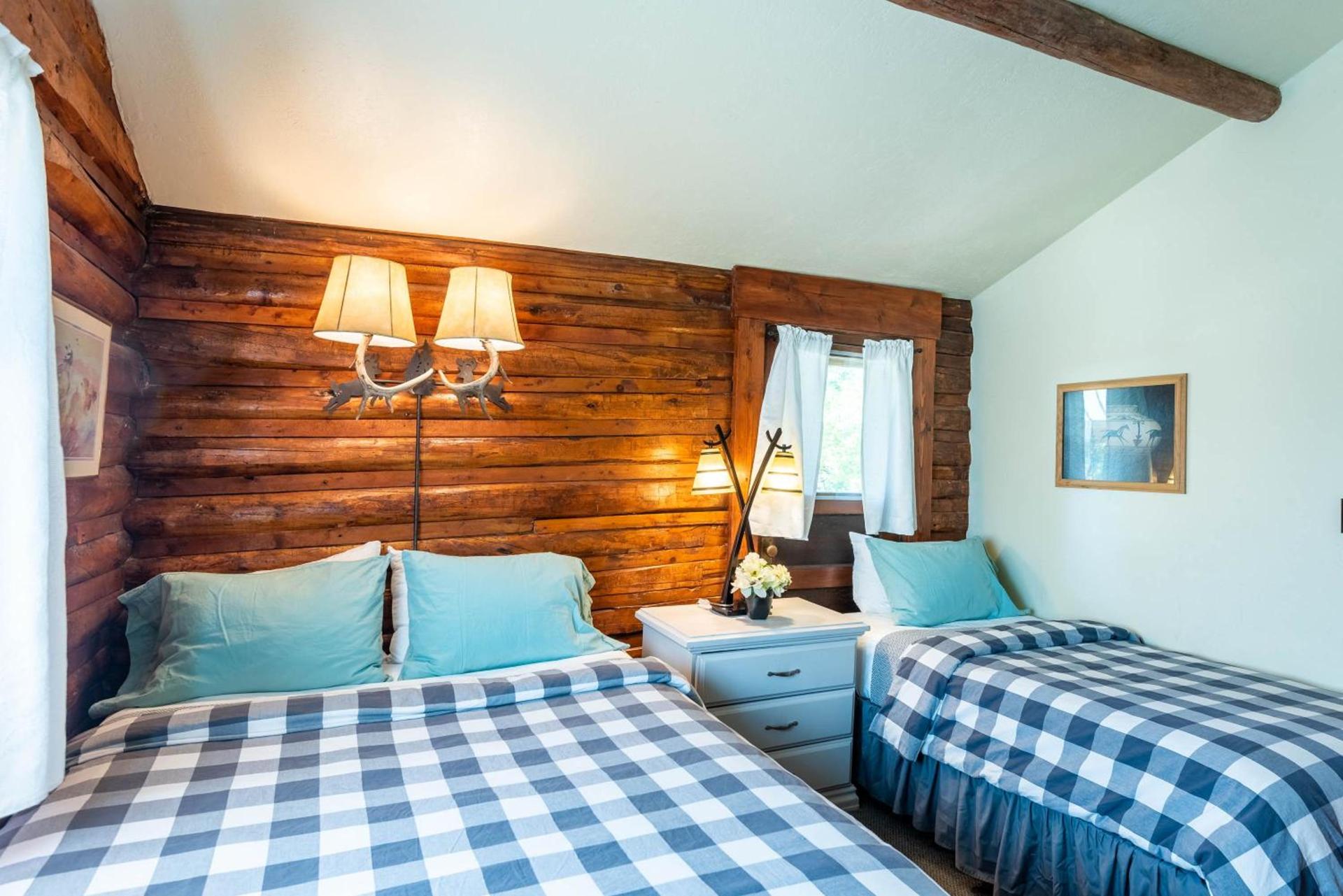 Log Cabin Motel photo 3