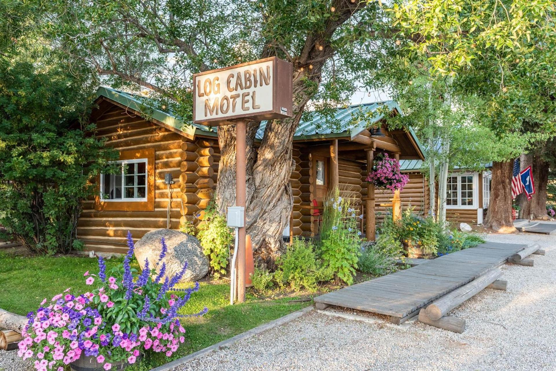 Log Cabin Motel photo 5