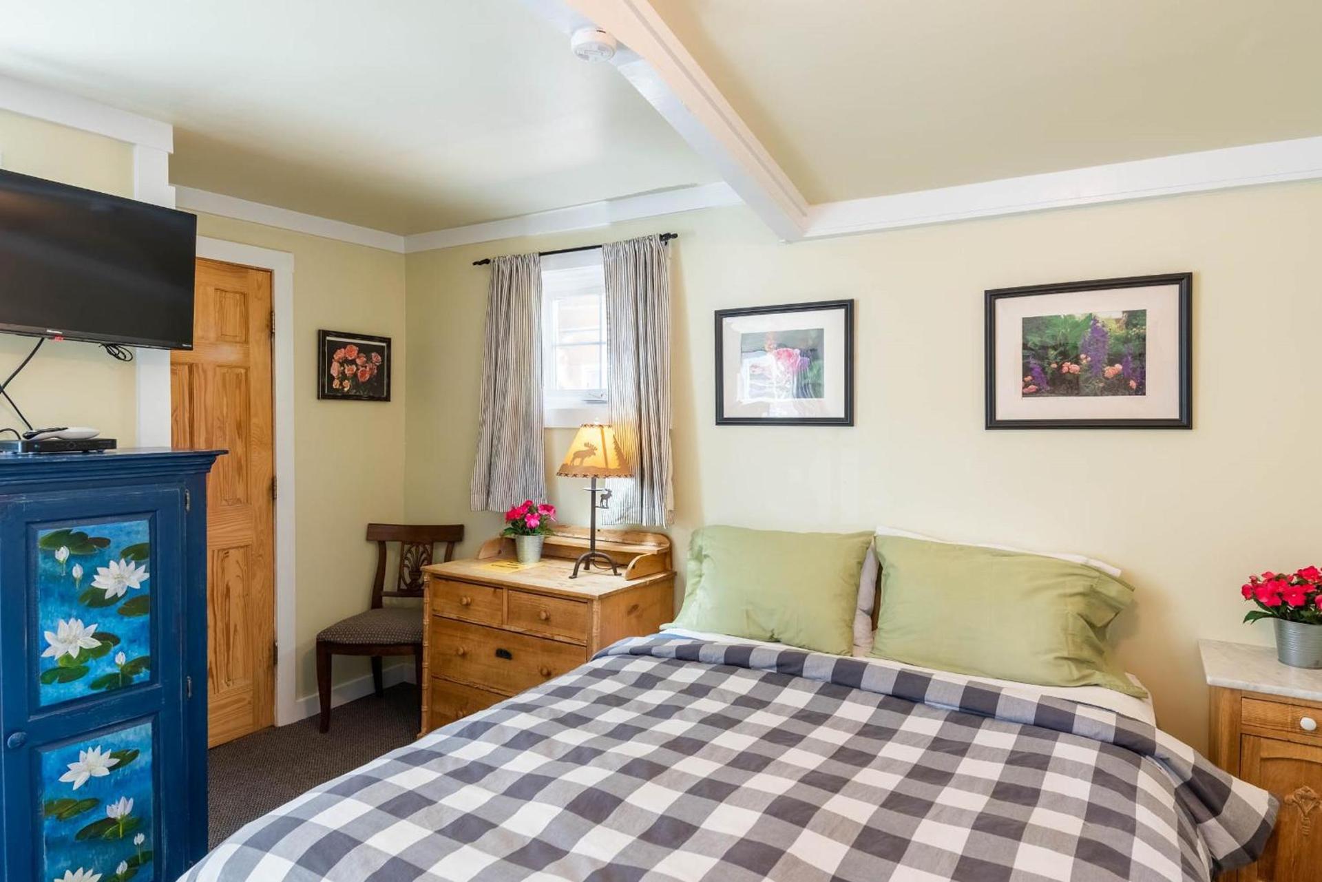 Log Cabin Motel photo 25