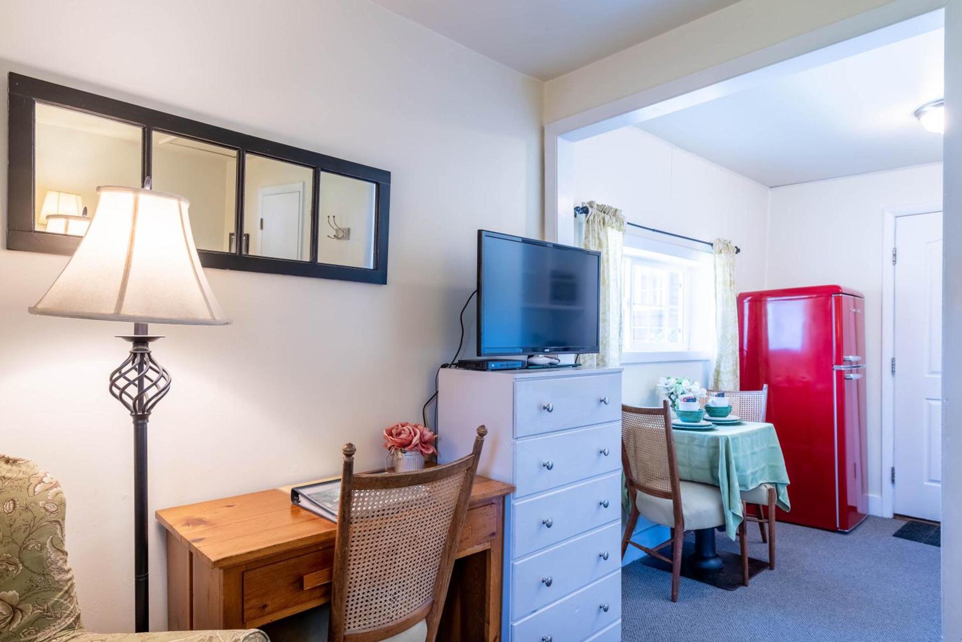 Log Cabin Motel photo 39