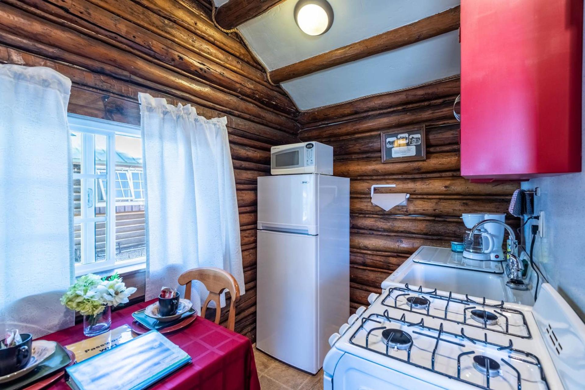 Log Cabin Motel photo 58