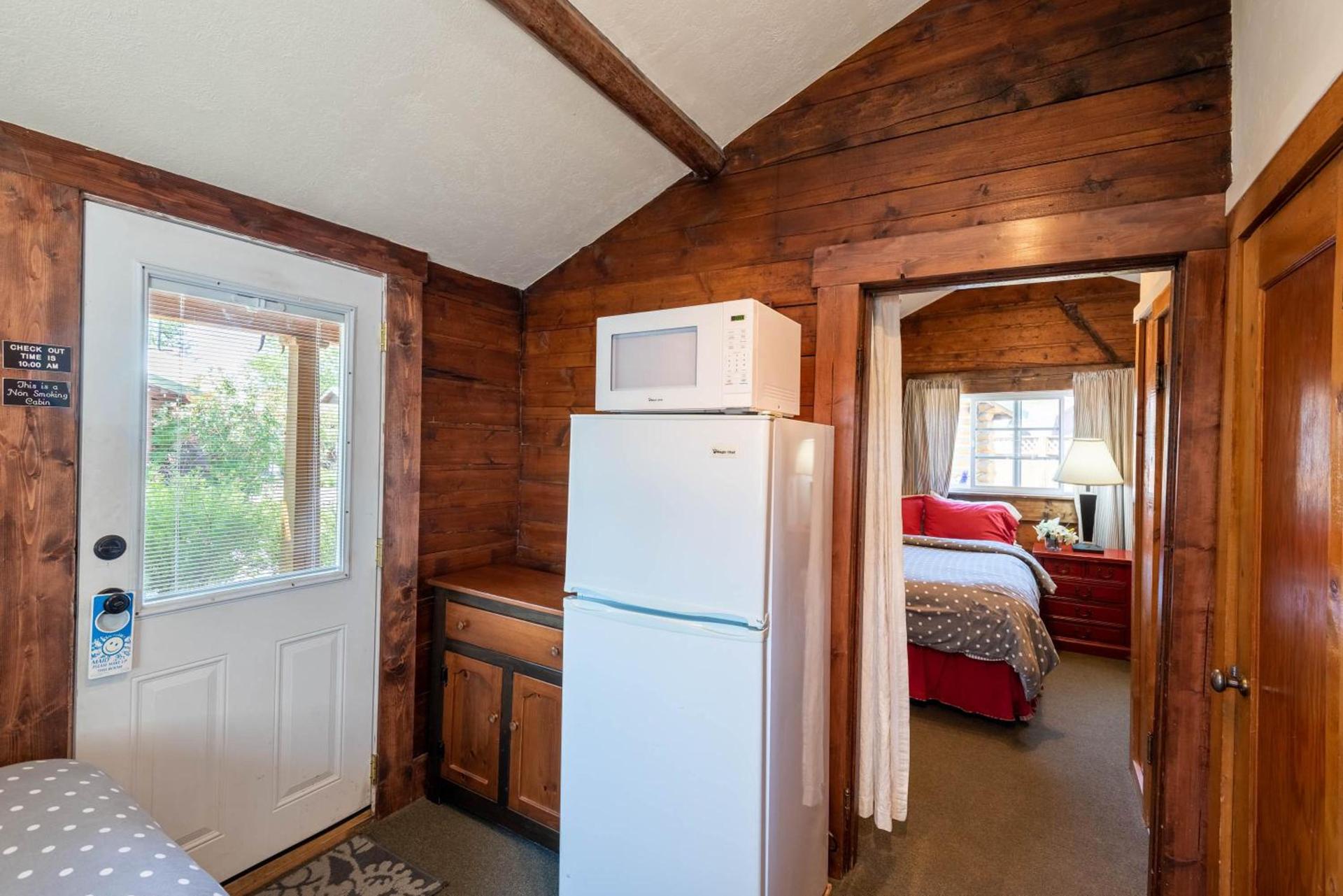 Log Cabin Motel photo 59