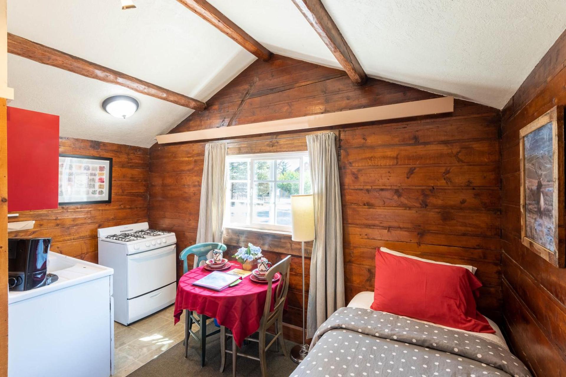 Log Cabin Motel photo 60