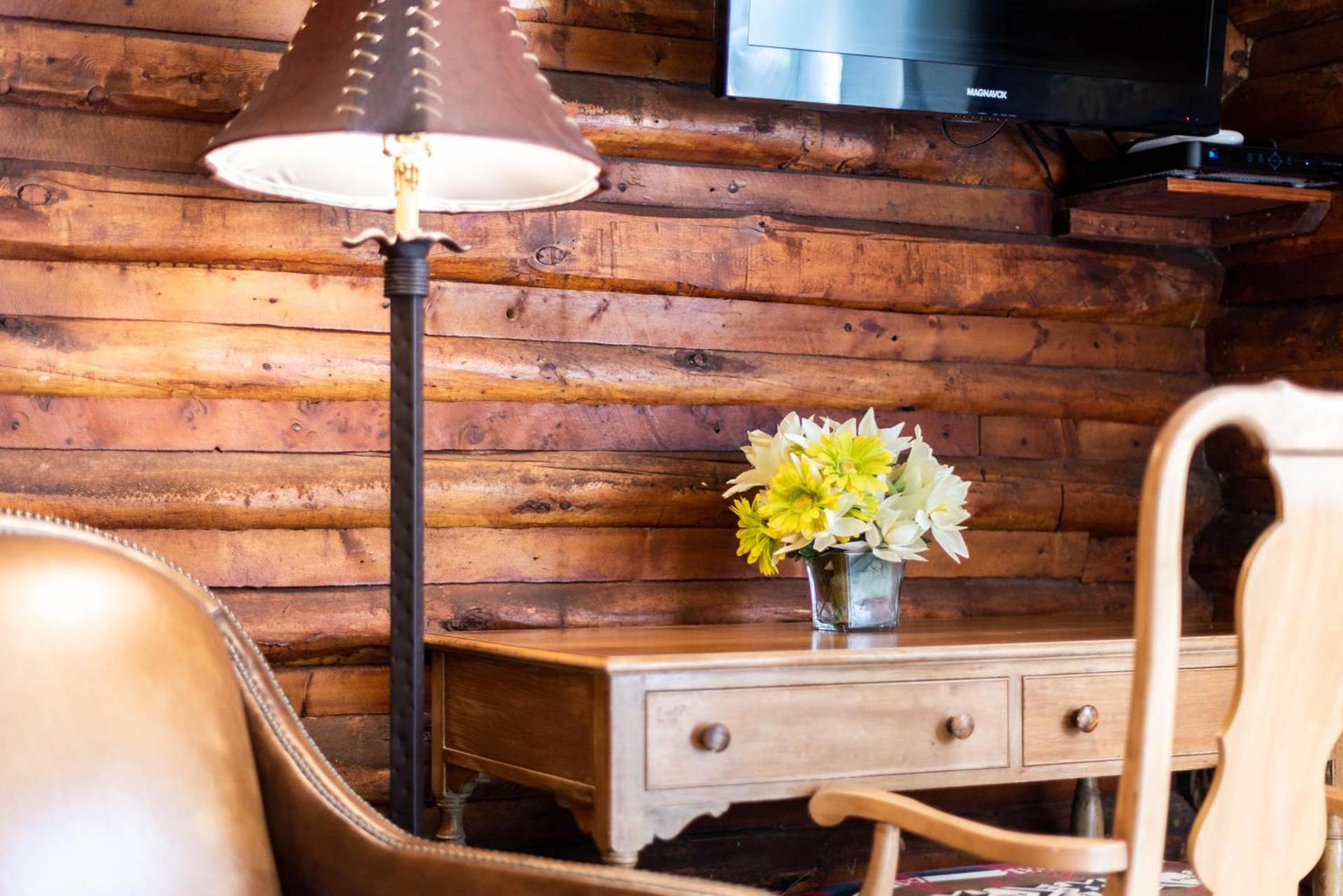 Log Cabin Motel photo 92