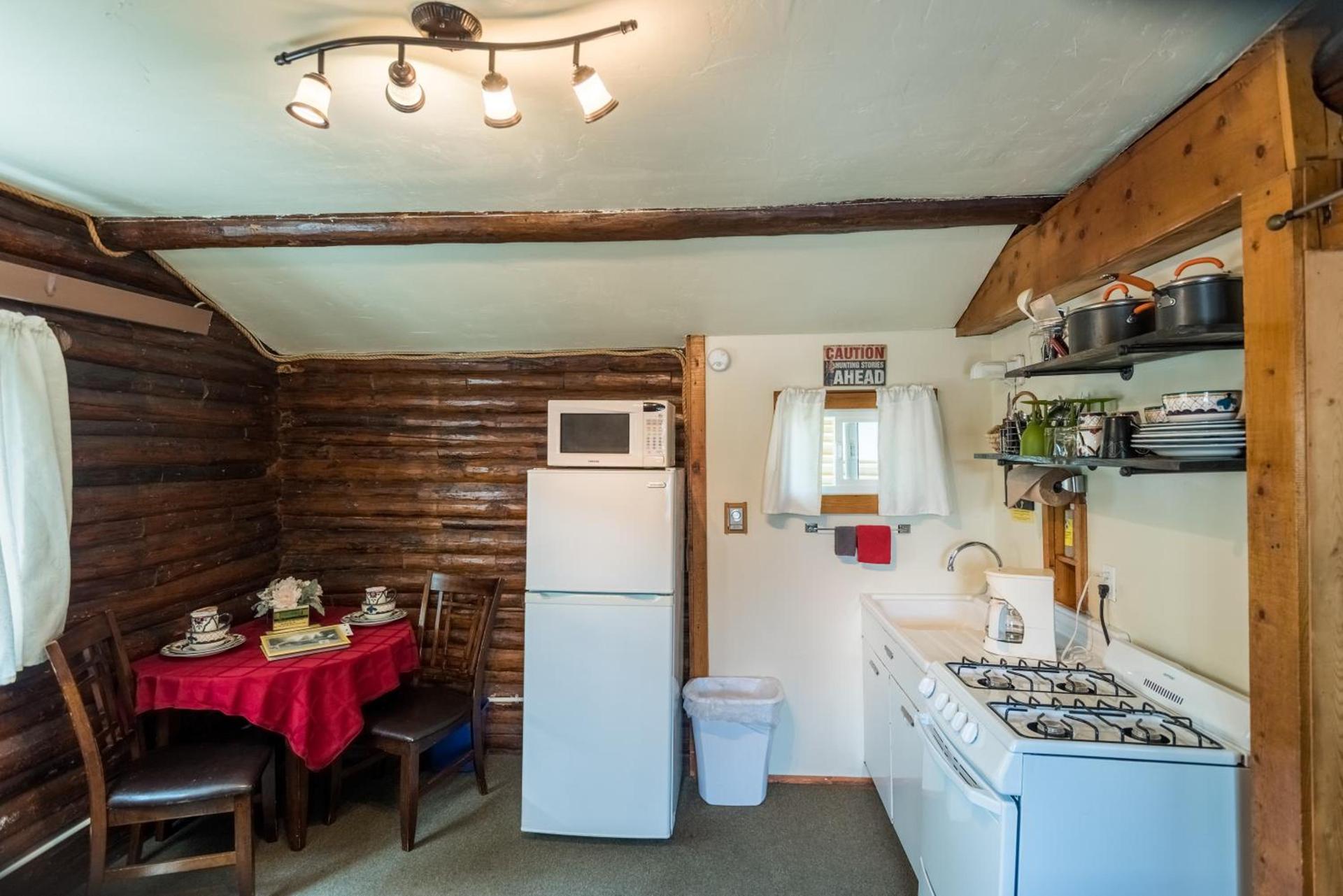 Log Cabin Motel photo 94