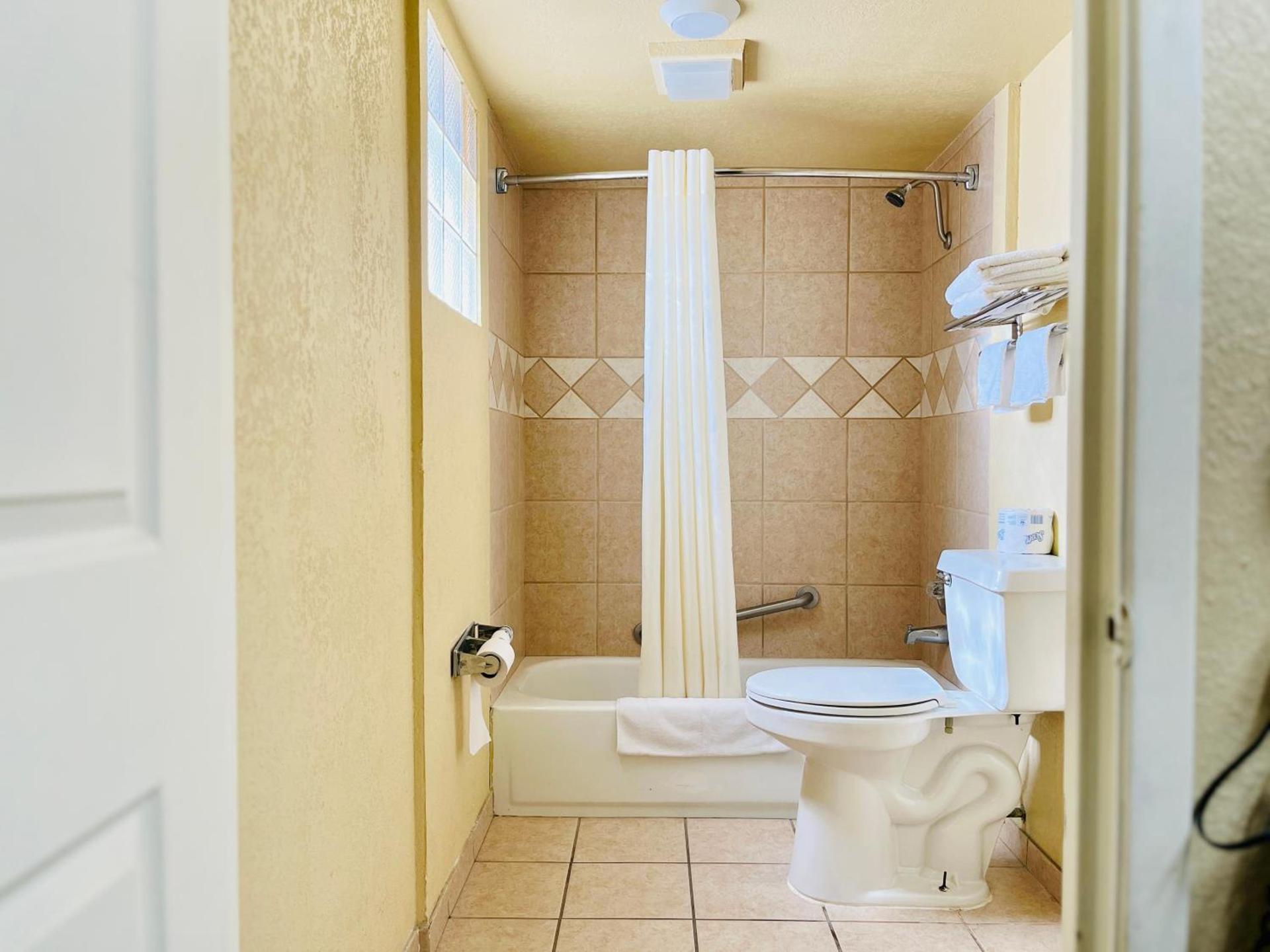 Econo Lodge Del Rio photo 3